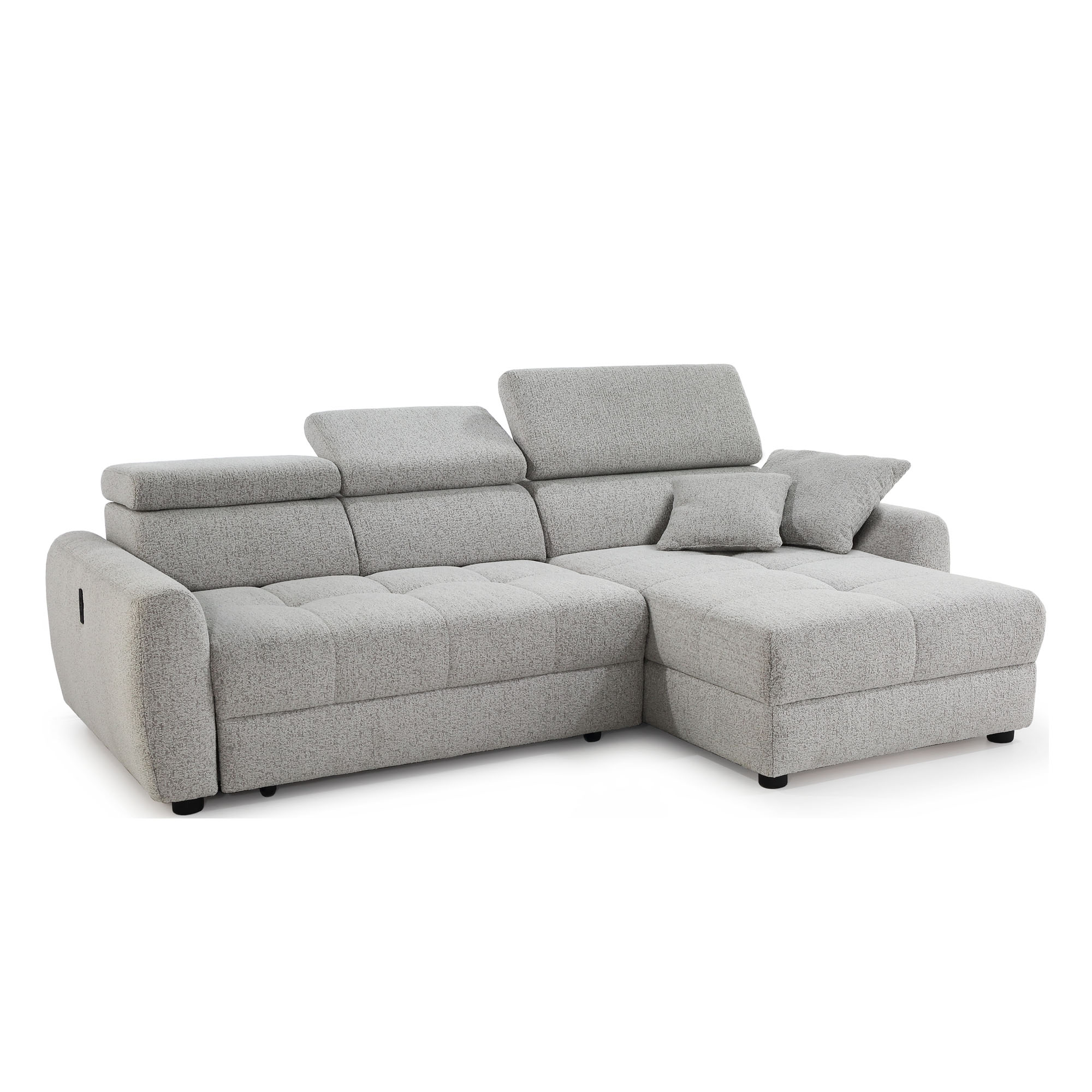 Modernes hellgraues Ecksofa mit breiten Armlehnen, verstellbaren Kopfstützen und Zierkissen vor hellem Hintergrund