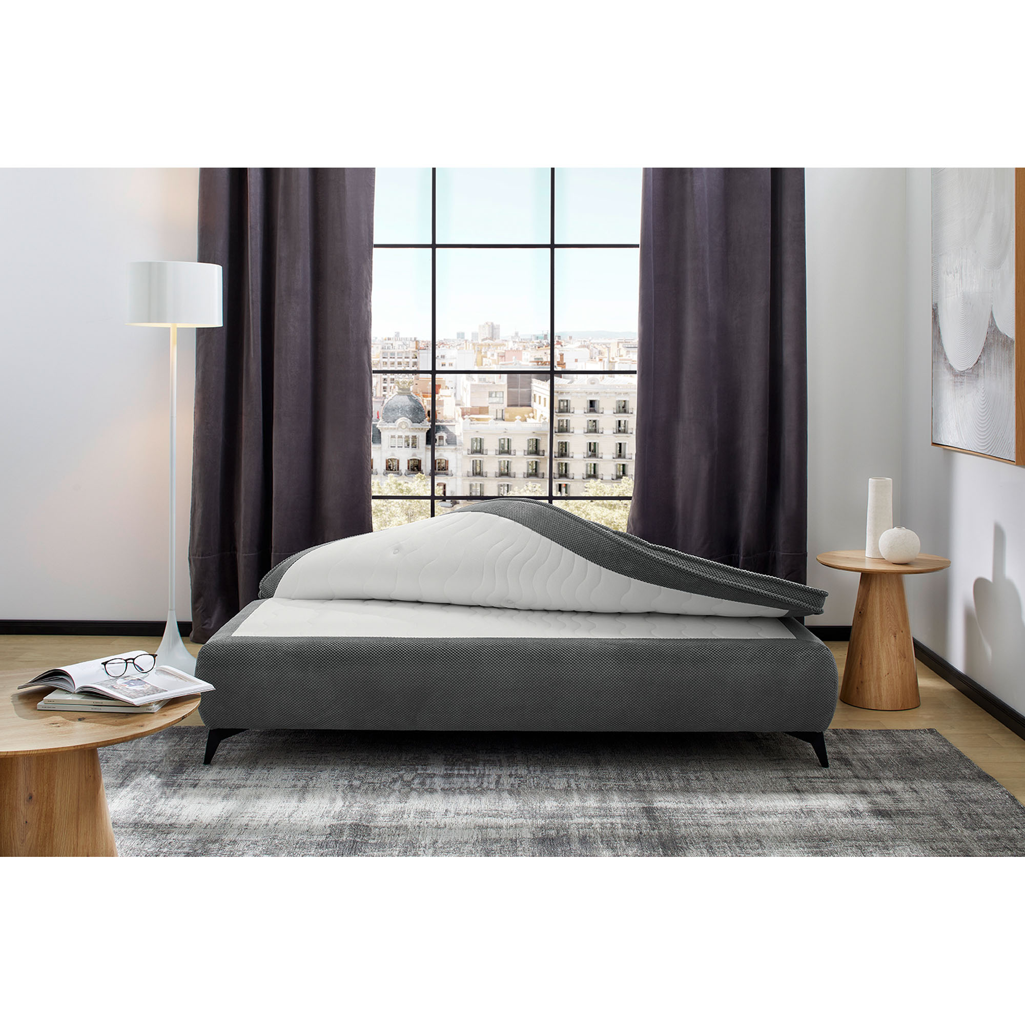 Funktionssofa in Grau, Stellmaß 205x91x97 cm, mit vier Kissen in Waffelcord Grau und schwarzen Metallfüßen, dargestellt im Wohnzimmer mit umgeklappter Sitzmatte