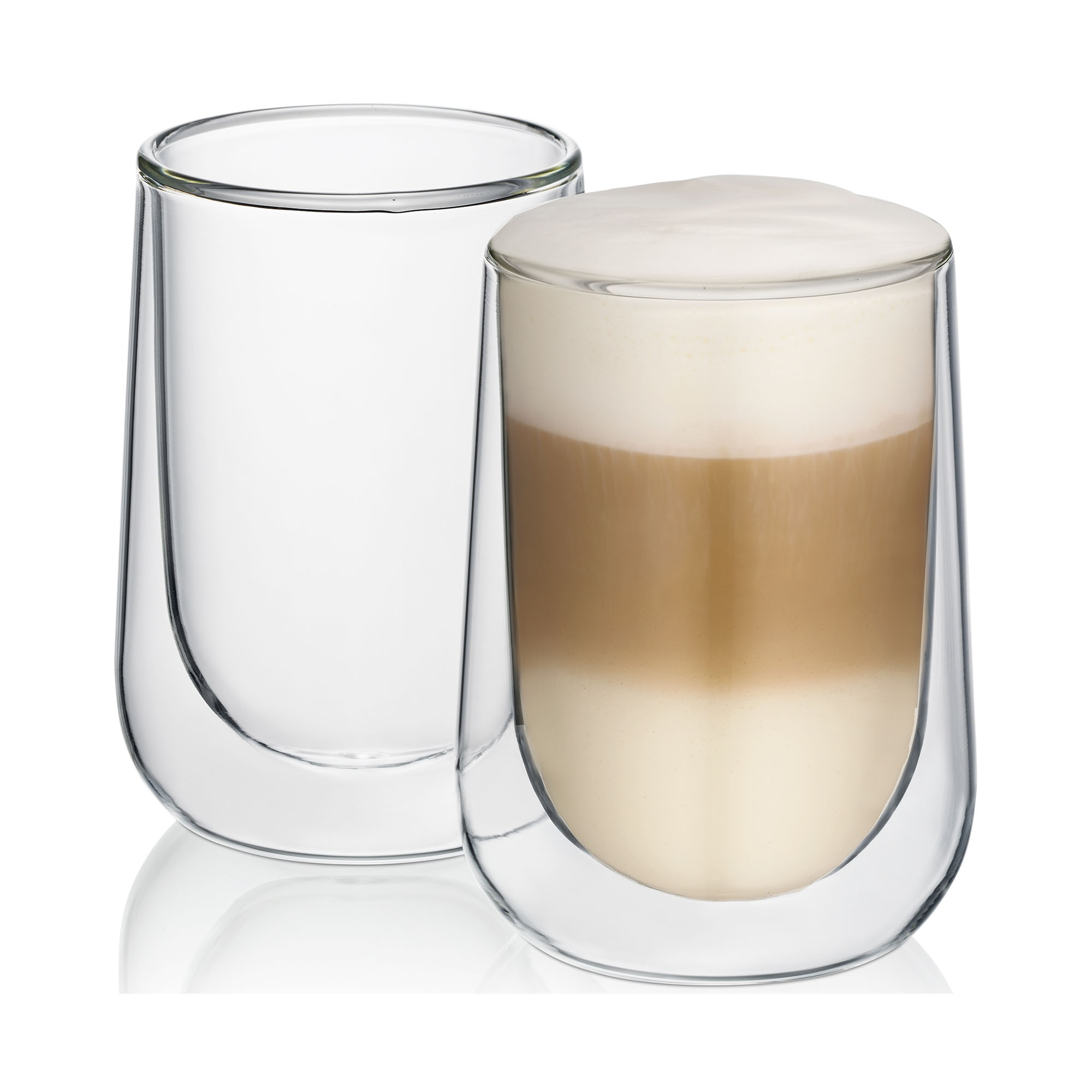 Doppelwandiges Latte Macchiato Glas mit geschichtetem Latte Macchiato neben leerem Glas
