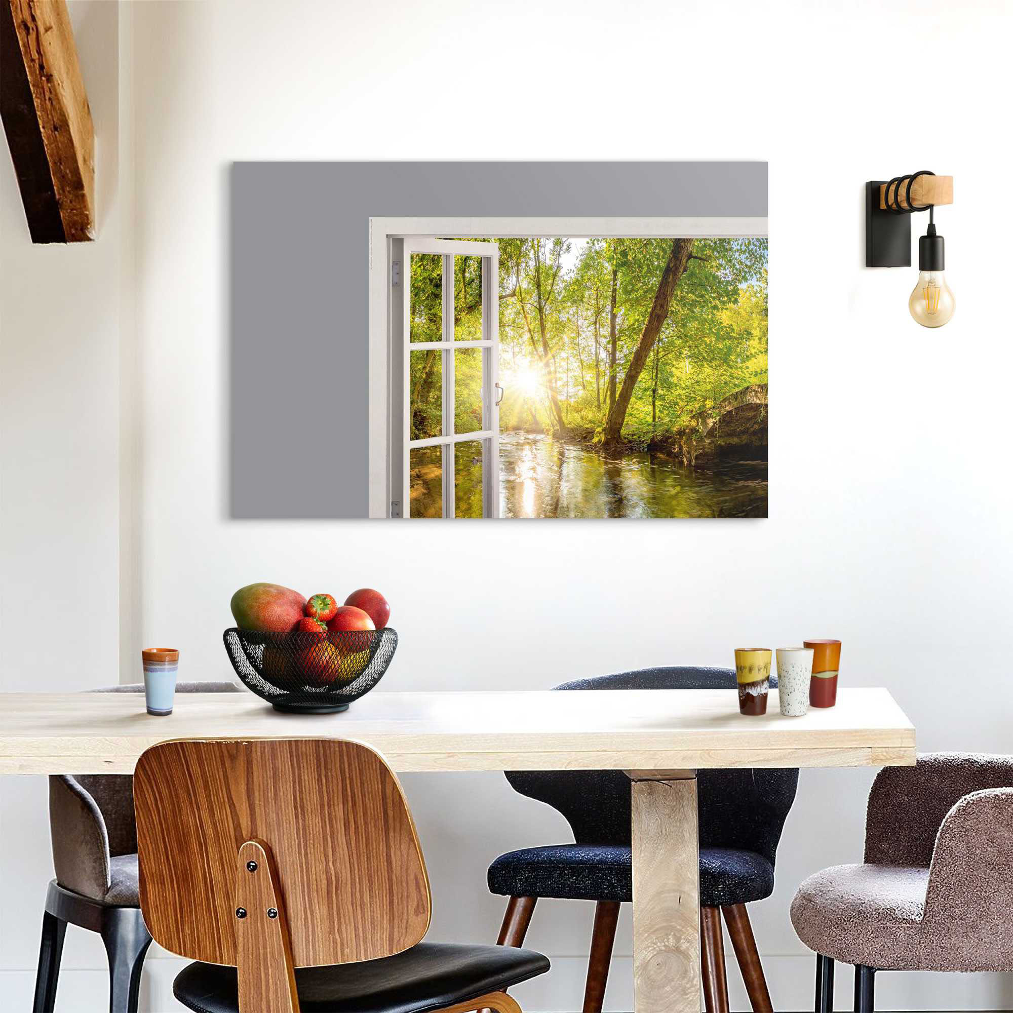 Das Wandbild „Forest Window“ in Grün, 60 × 90 cm, hängt in einem eingerichteten Wohnraum und zeigt die Größenwirkung an der Wand.