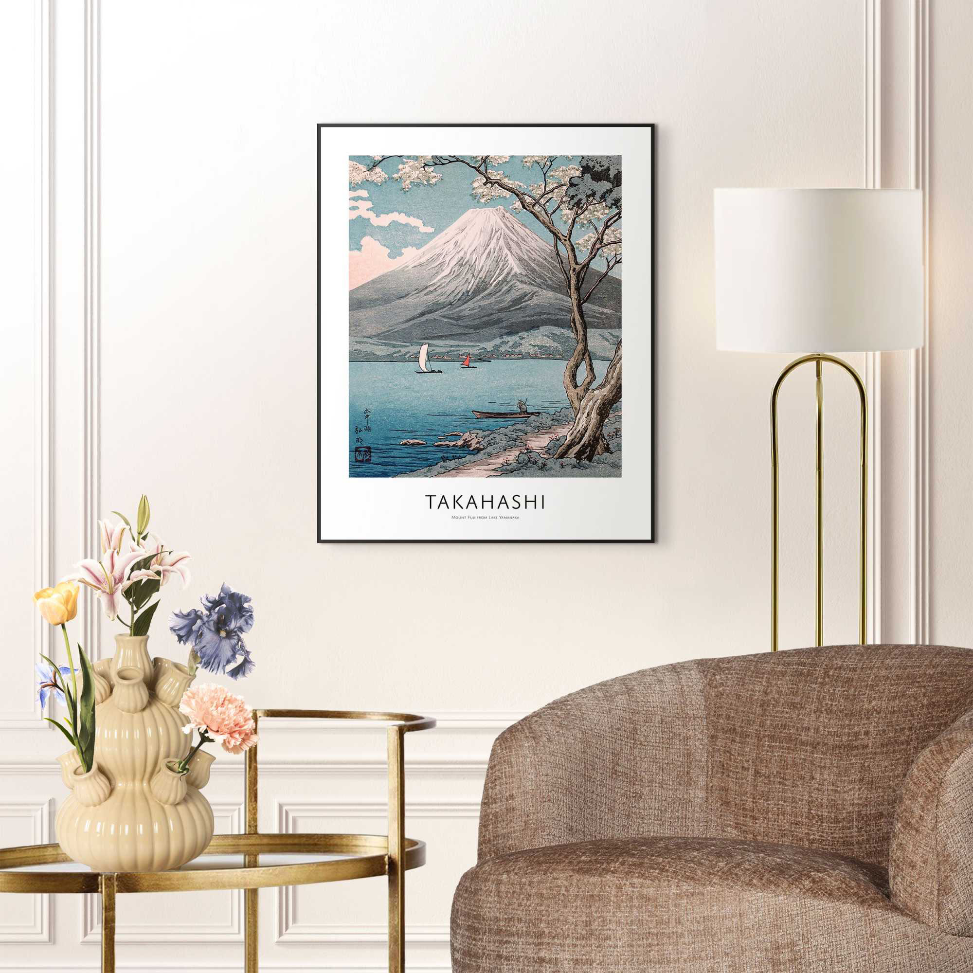 Das Wandbild „Hiroaki Takahashi - Mount Fuji“ in Blau, 40 × 50 cm, hängt in einem eingerichteten Wohnraum und zeigt die Größenwirkung an der Wand.