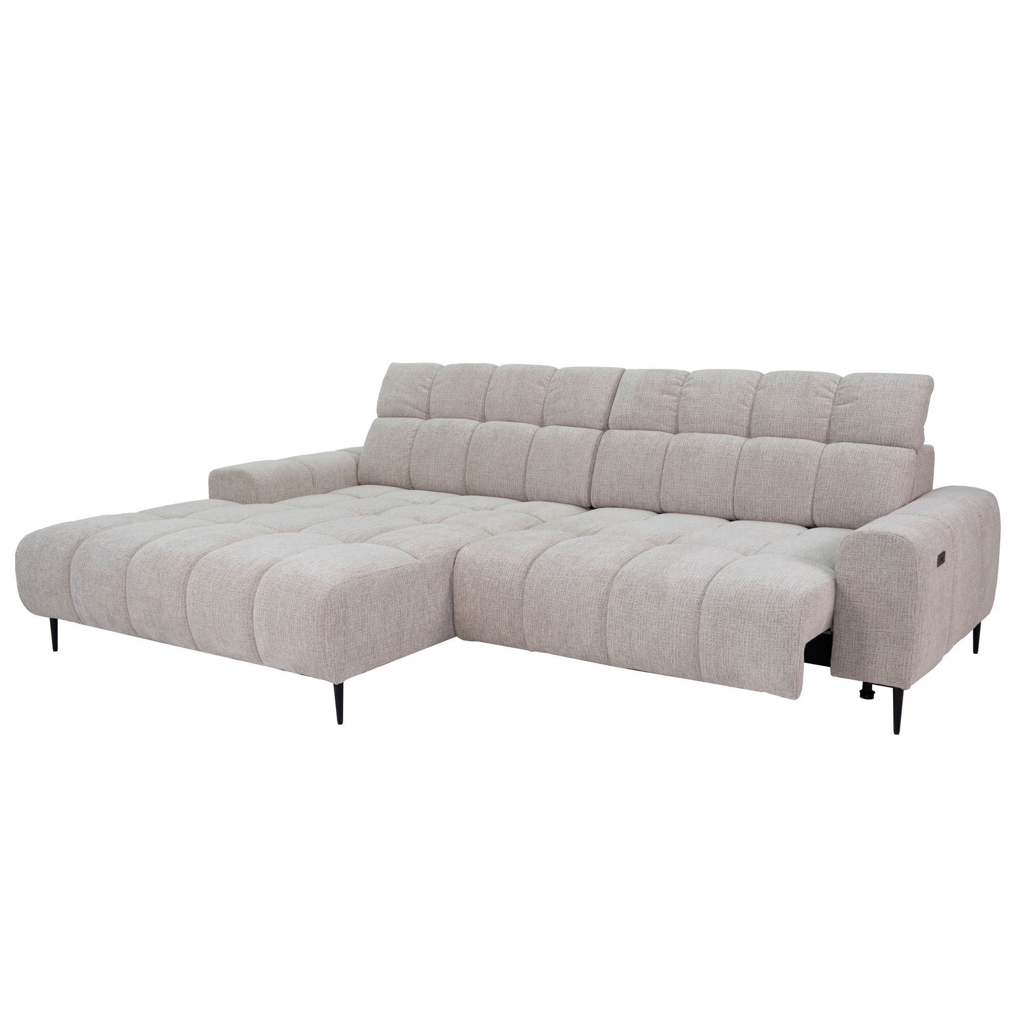 Schräge Vorderansicht des hellgrauen Ecksofas mit ausgezogenem Sitz rechts, Ottomane links und schwarzen Metallfüßen