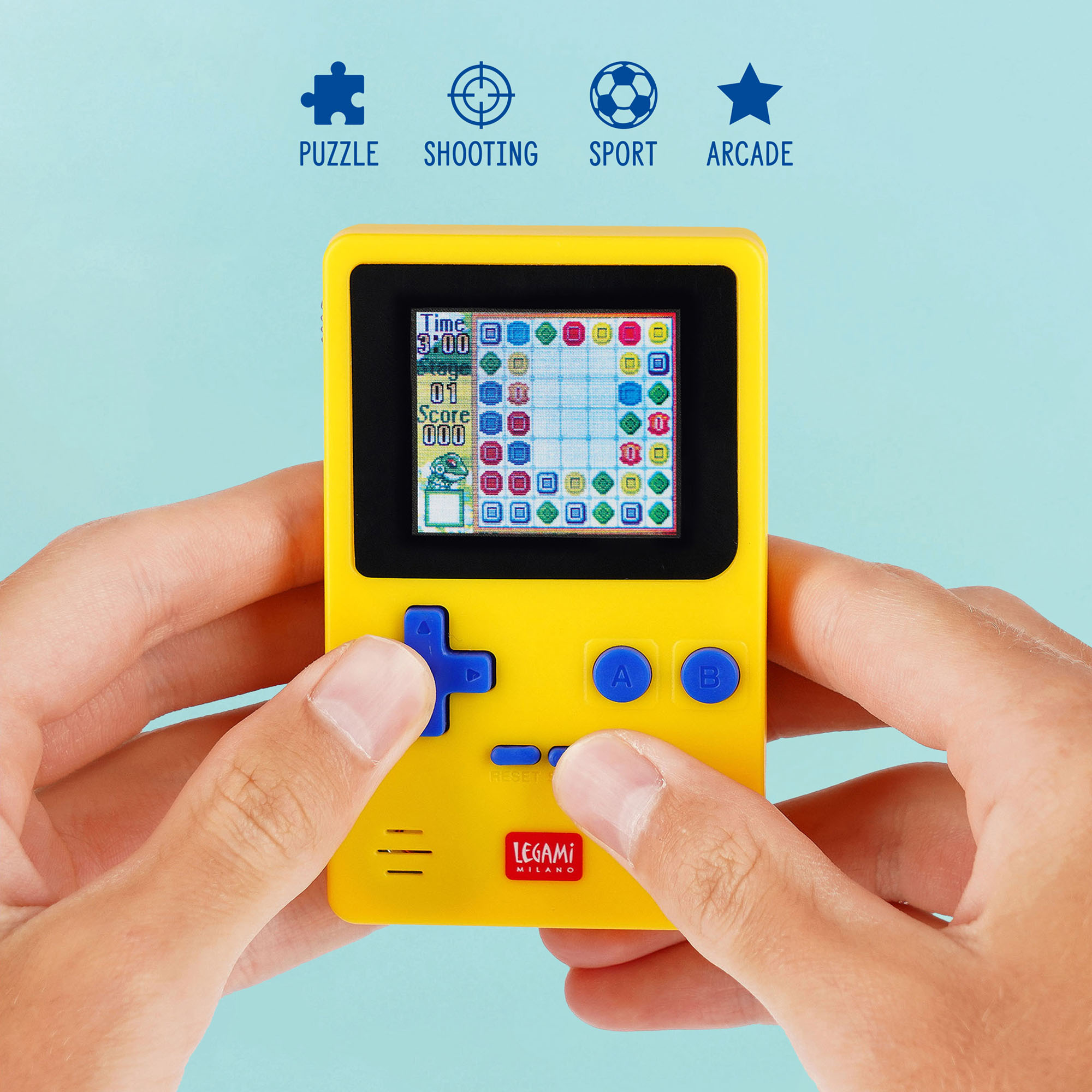 Gelbe Mini-Spielkonsole, von zwei Händen beim Spielen gehalten gezeigt.
