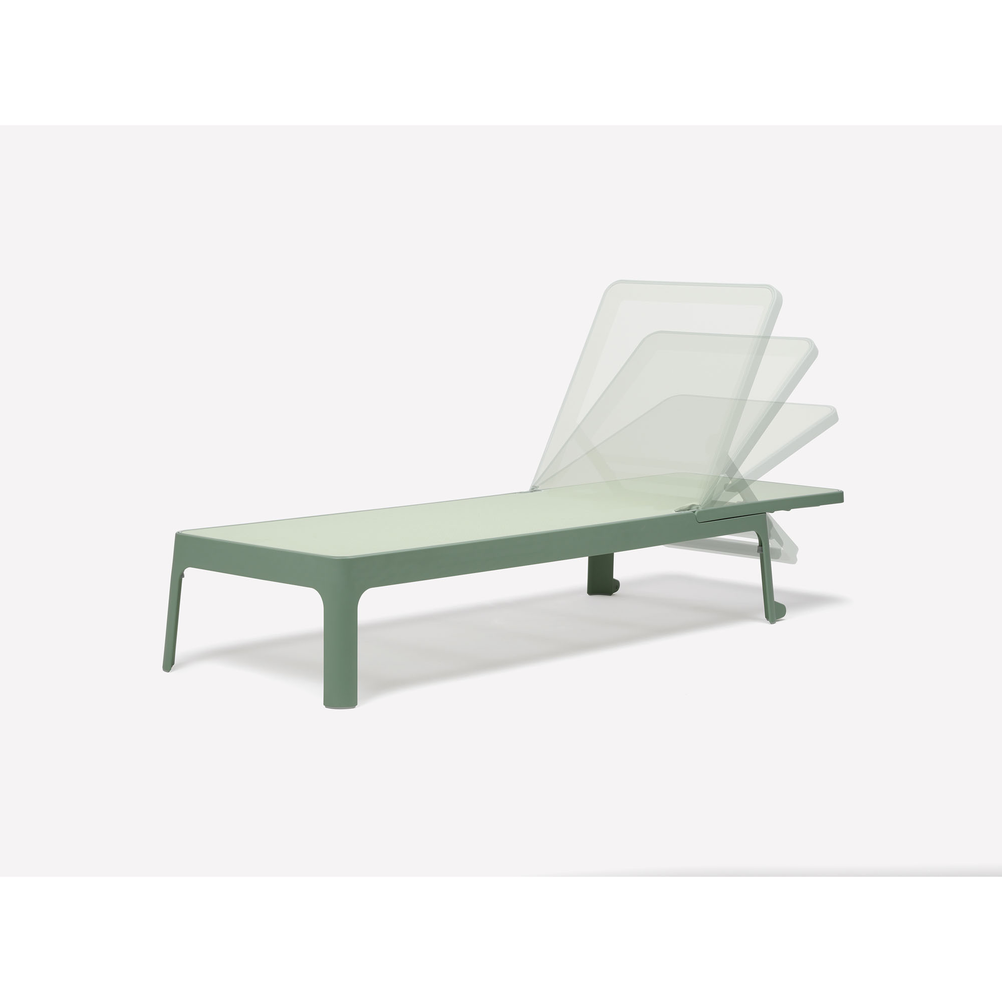 Eine salbeigrüne Sonnenliege ist in mehreren Neigungswinkeln der Rückenlehne dargestellt. Die Liege steht vor weißem Hintergrund.