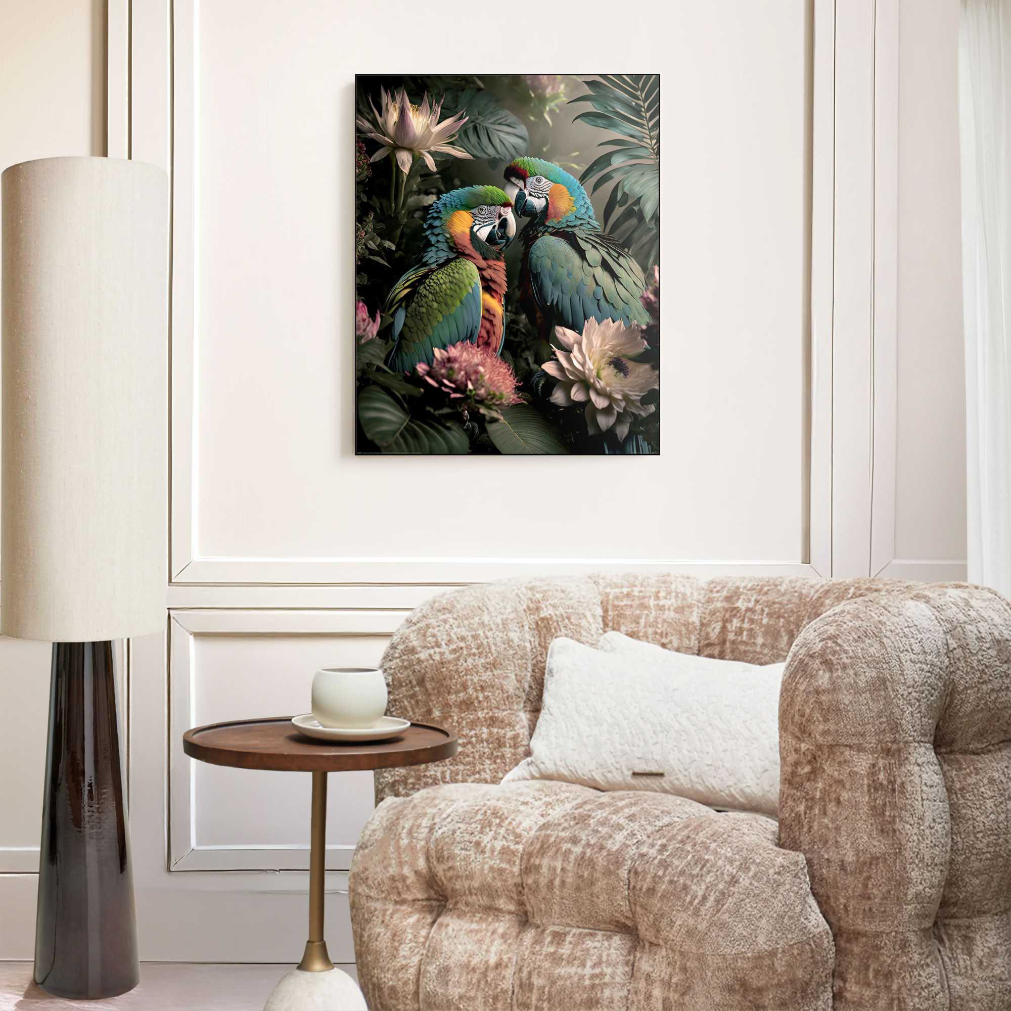 Das Wandbild „Tropical Love“ in Grün, 50 × 40 cm, hängt in einem eingerichteten Wohnraum und zeigt die Größenwirkung an der Wand.