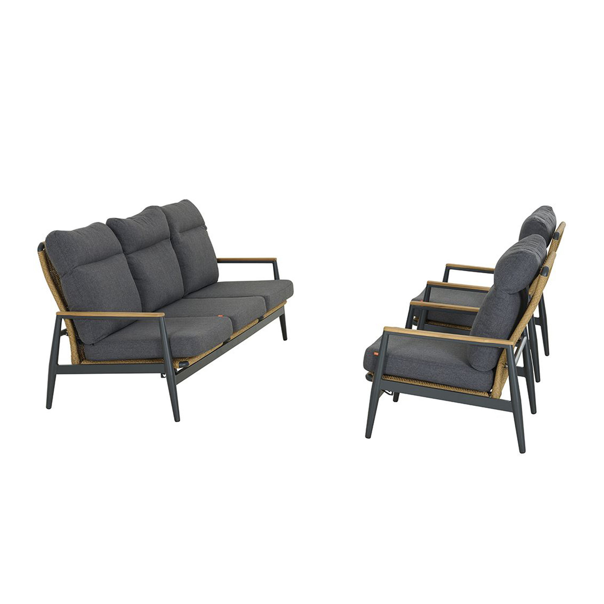 Ein Dreisitzer-Sofa und zwei Sessel mit dunklem Gestell, seitlich nebeneinander aufgestellt, graue Sitz- und Rückenpolster sichtbar.