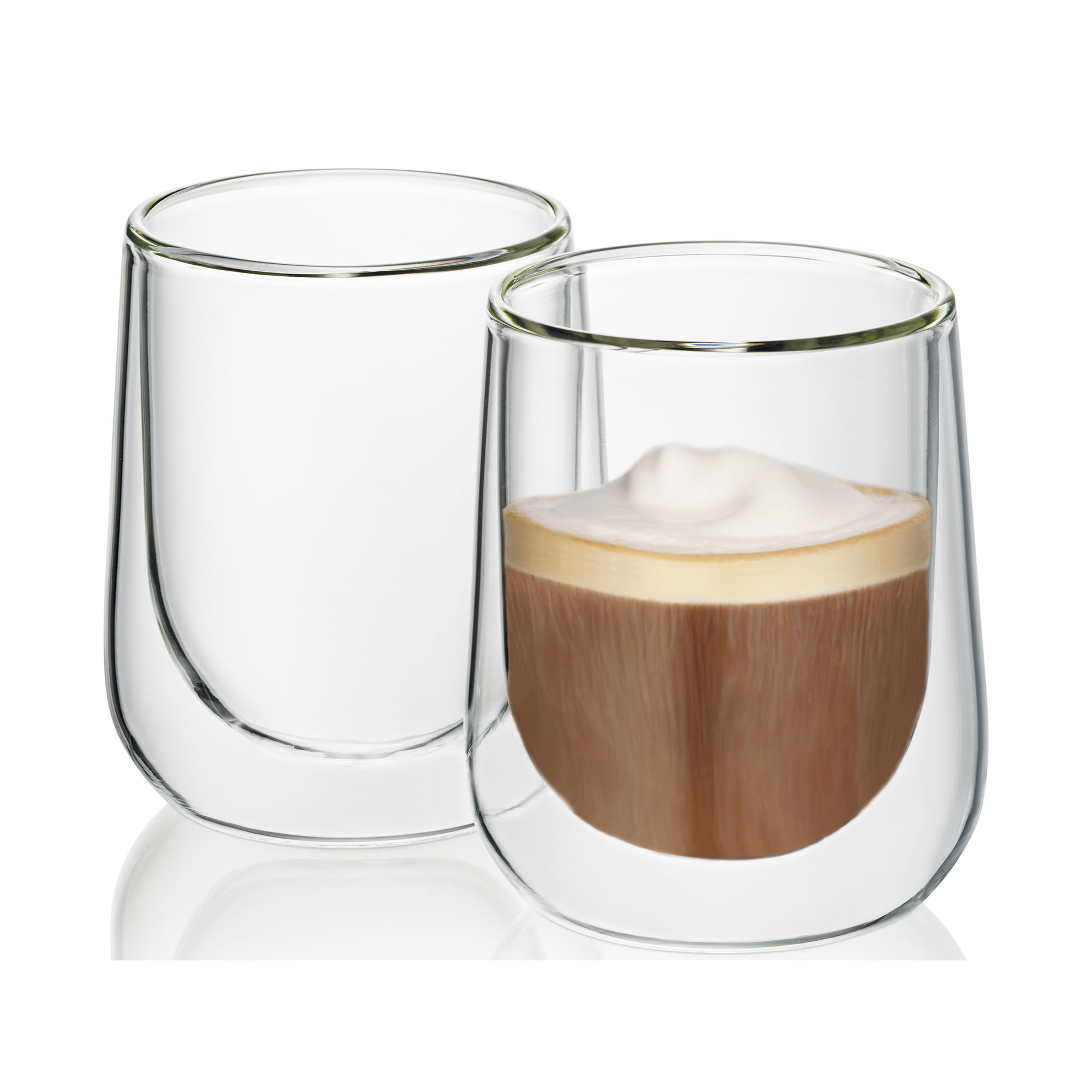 Zwei transparente doppelwandige Cappuccinogläser von denen eines mit Kaffee und heller Milchschaumschicht gefüllt ist