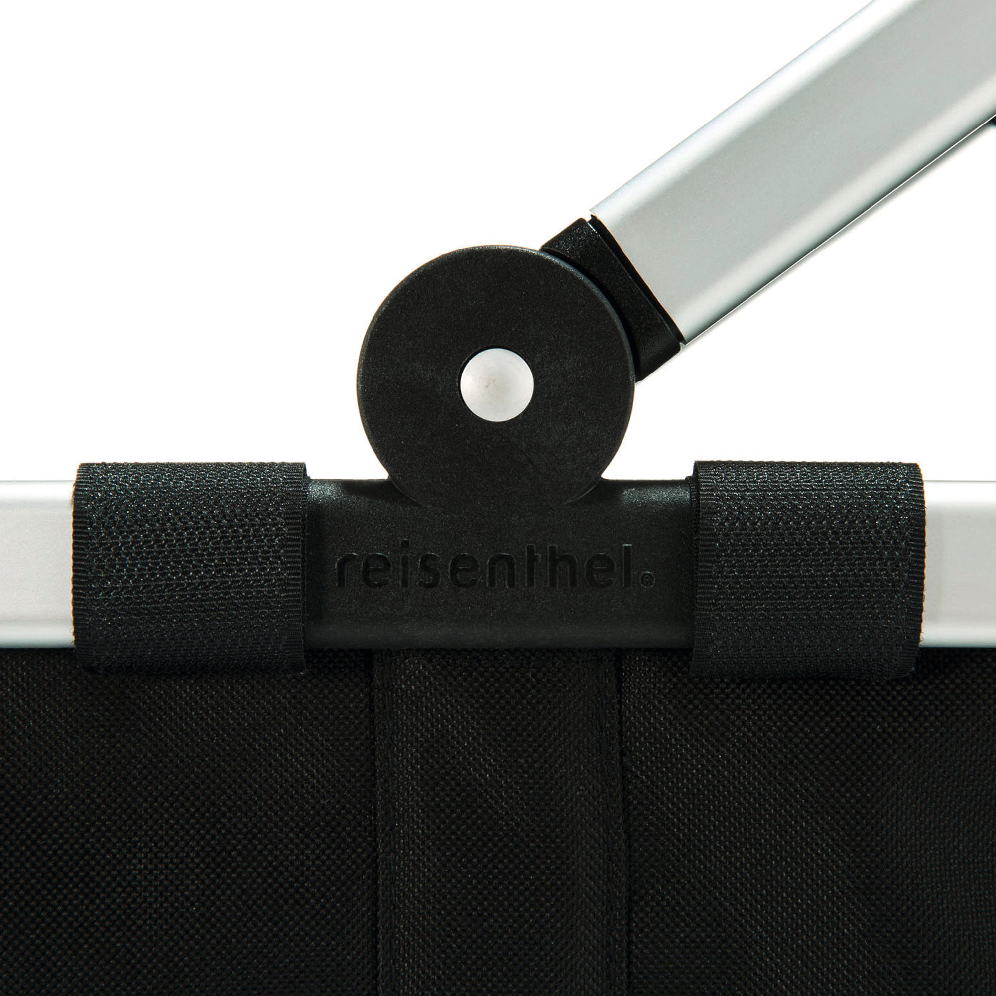 Detailaufnahme des Gelenks und Aluminiumgriffs eines Reisenthel Einkaufskorbs