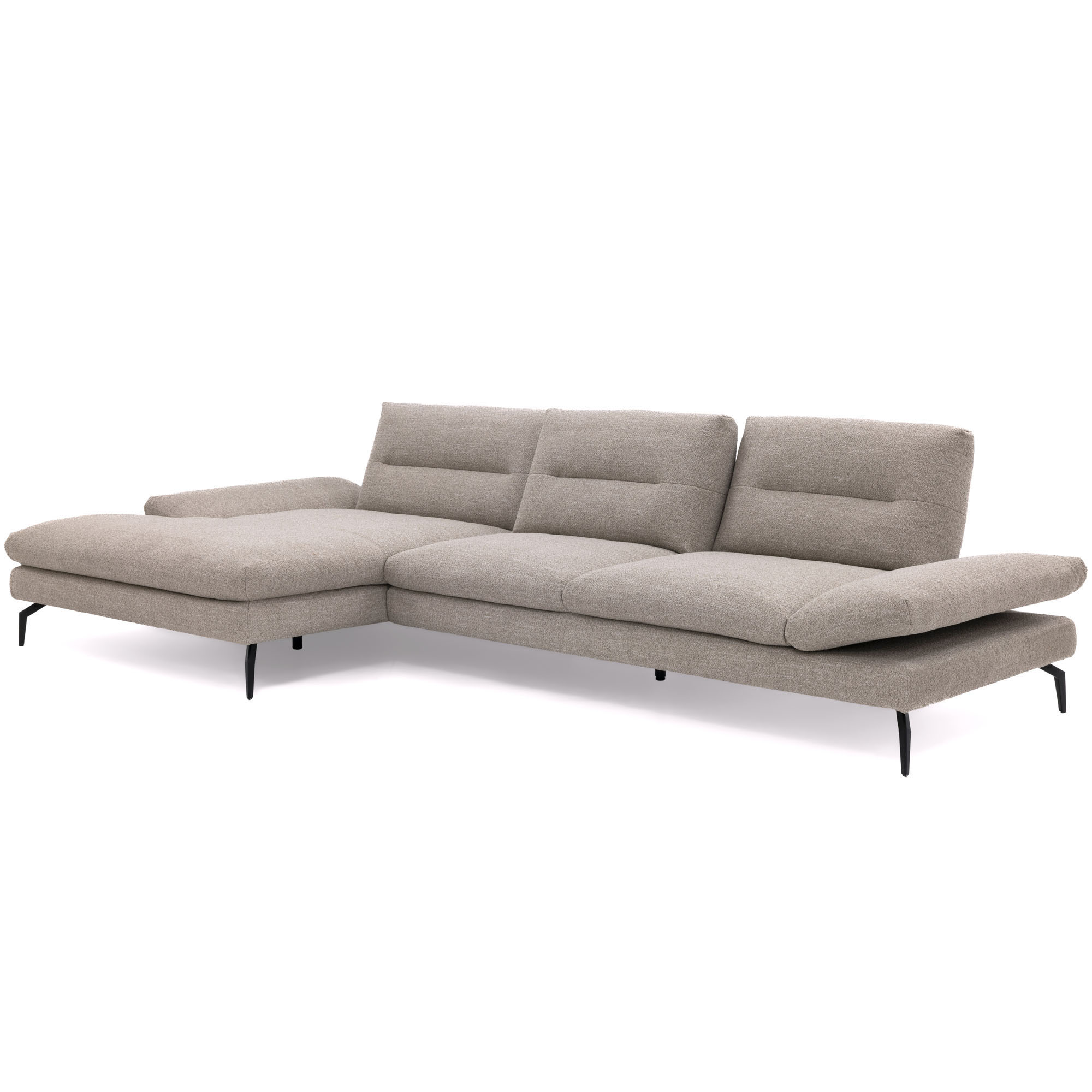 Beiges Ecksofa mit Ottomane links, breiten Armteilen und schwarzen Metallfüßen in schräger Vorderansicht.