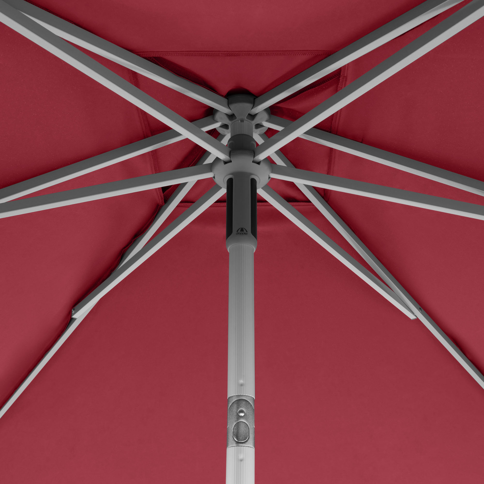 Detailansicht des inneren Gestells eines roten Sonnenschirms mit grauen Aluminiumstreben und weißem Mast.