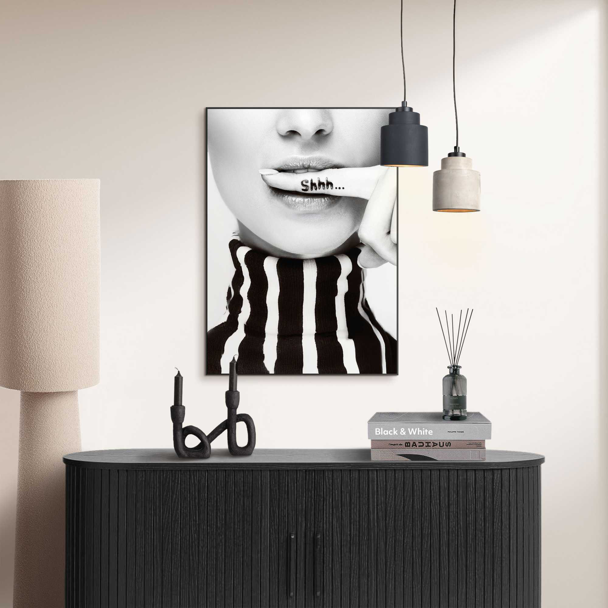 Das Wandbild „Silence Requested“ in Schwarz-Weiß, 50 × 70 cm, hängt in einem eingerichteten Wohnraum und zeigt die Größenwirkung an der Wand.
