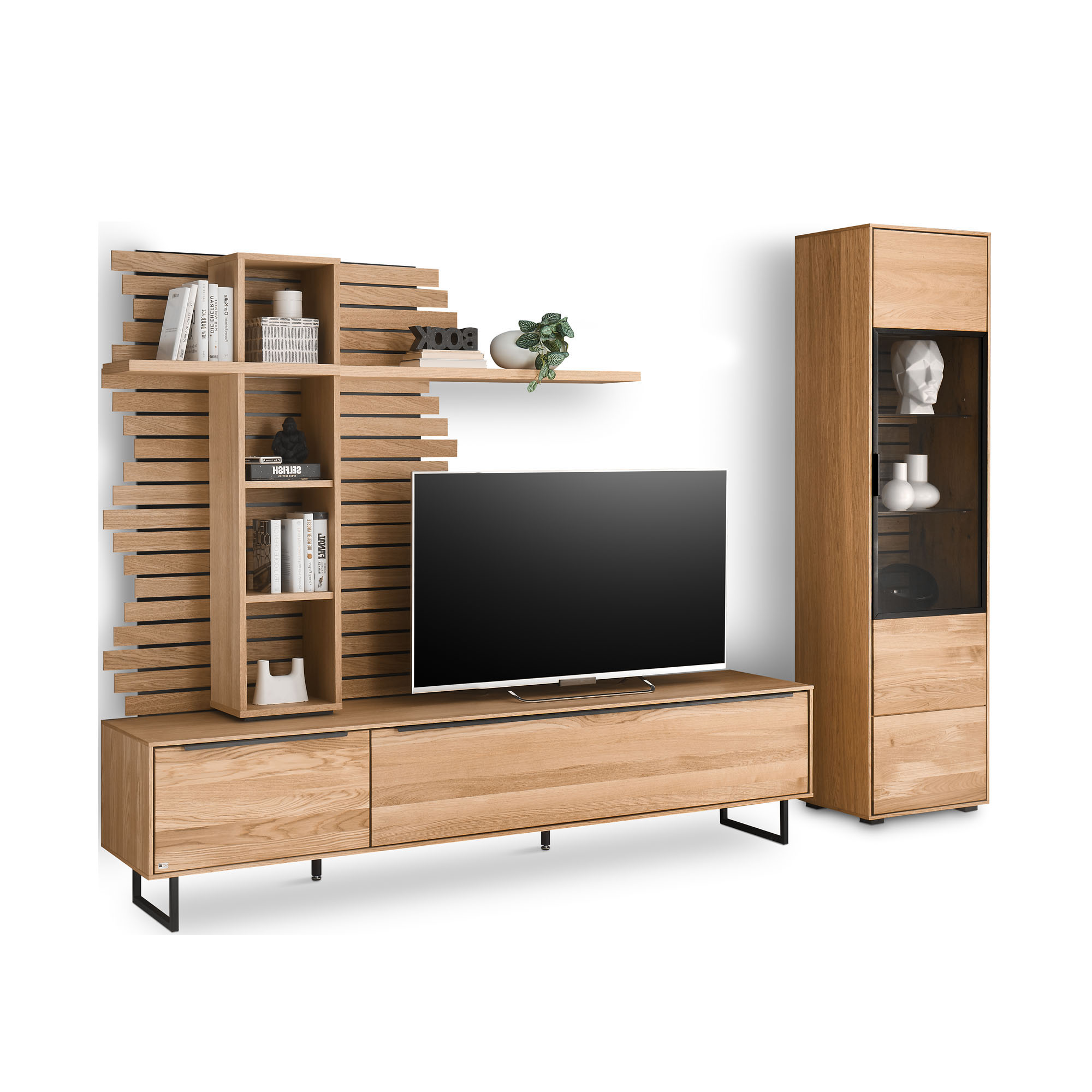 Wohnwand in Eiche mit Lowboard, Wandpaneel, offenen Regalfächern und Vitrine mit Glasfront