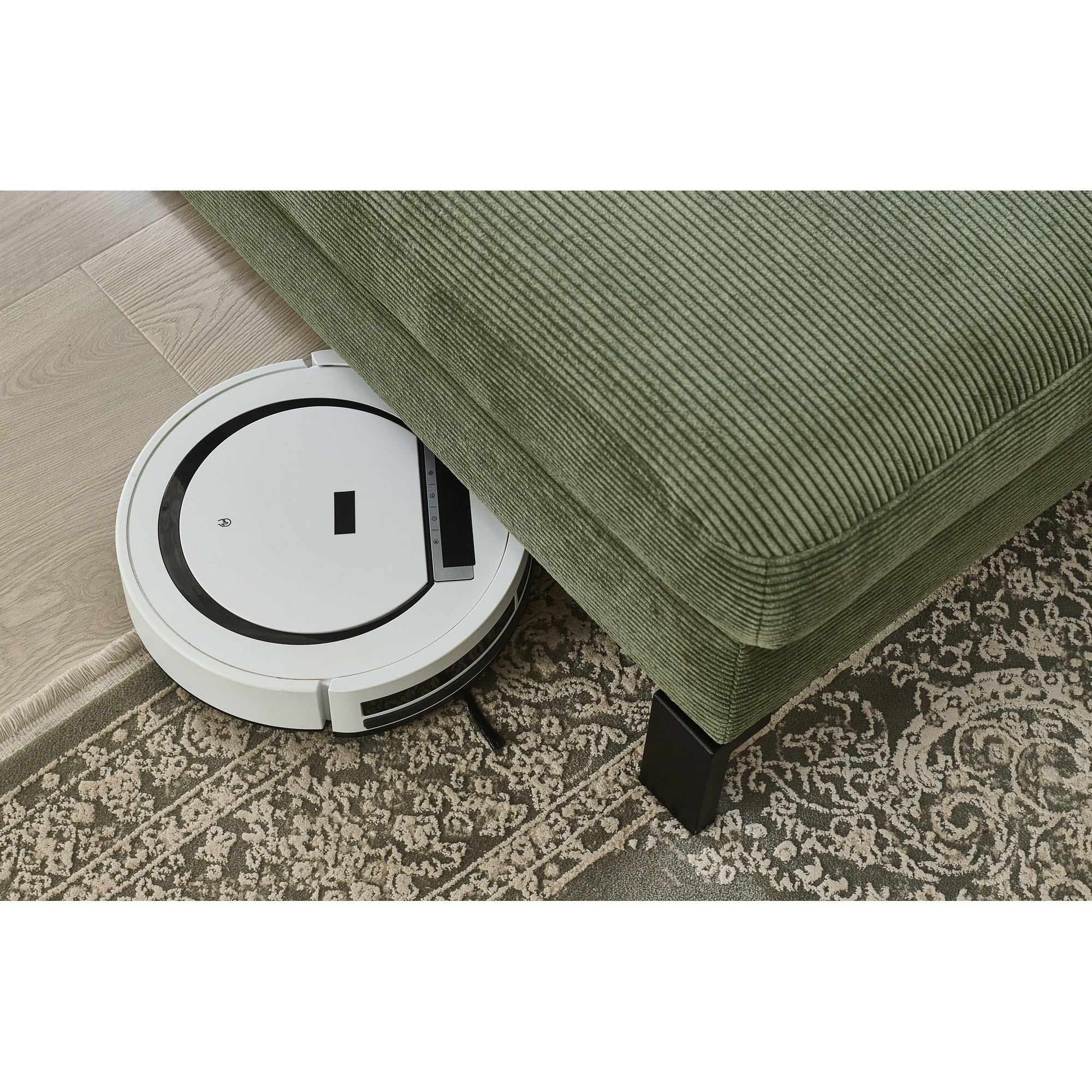 Unterseite des Sofas mit schwarzen Füßen und Saugroboter darunter