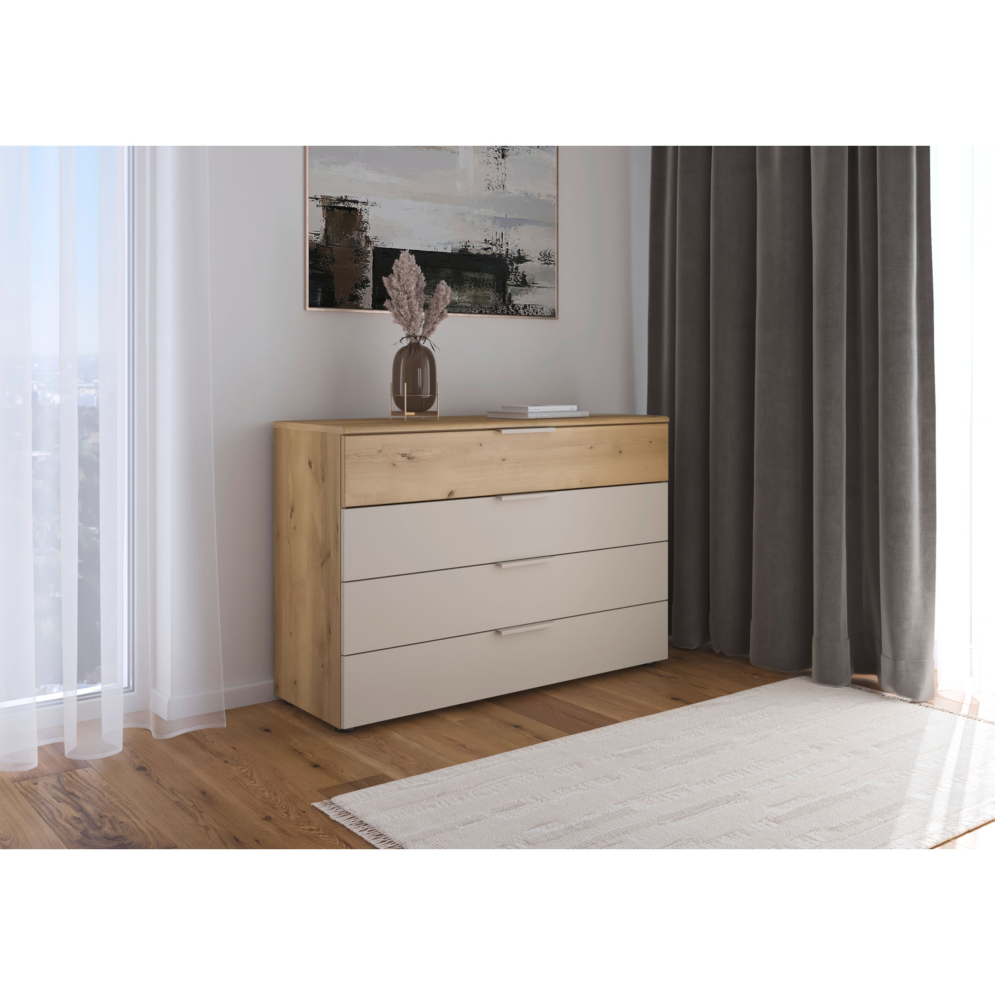 Kommode in Asteiche mit Fronten in Champagner, 4 Schubkästen, in einem Schlafzimmer-Milieu gezeigt.