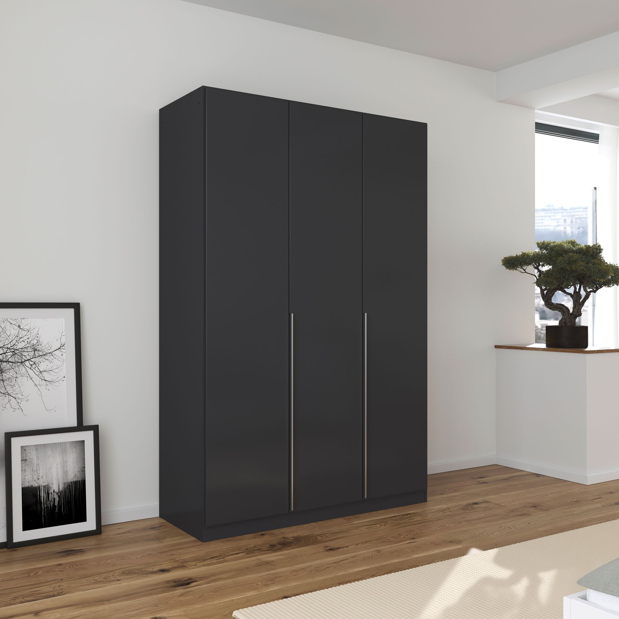 Großer grau-metallicer Kleiderschrank mit drei Türen in einem hell eingerichteten Schlafzimmer mit Holzfußboden