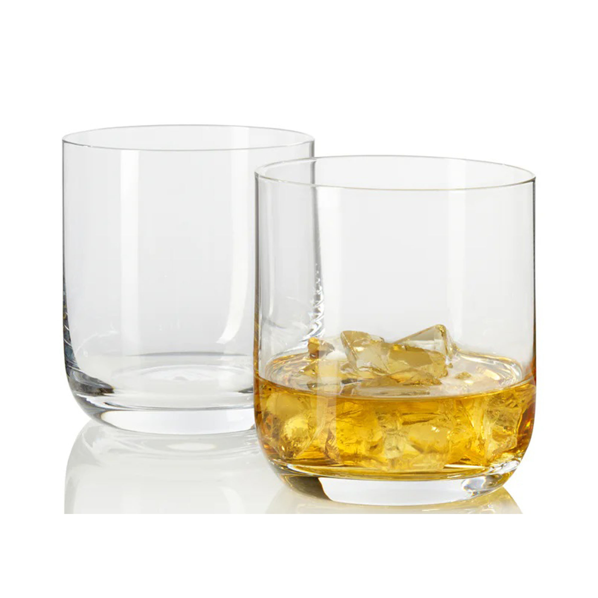 Zwei Tumbler Gläser aus klarem Glas eines gefüllt mit Whisky und Eiswürfeln auf reflektierender Oberfläche