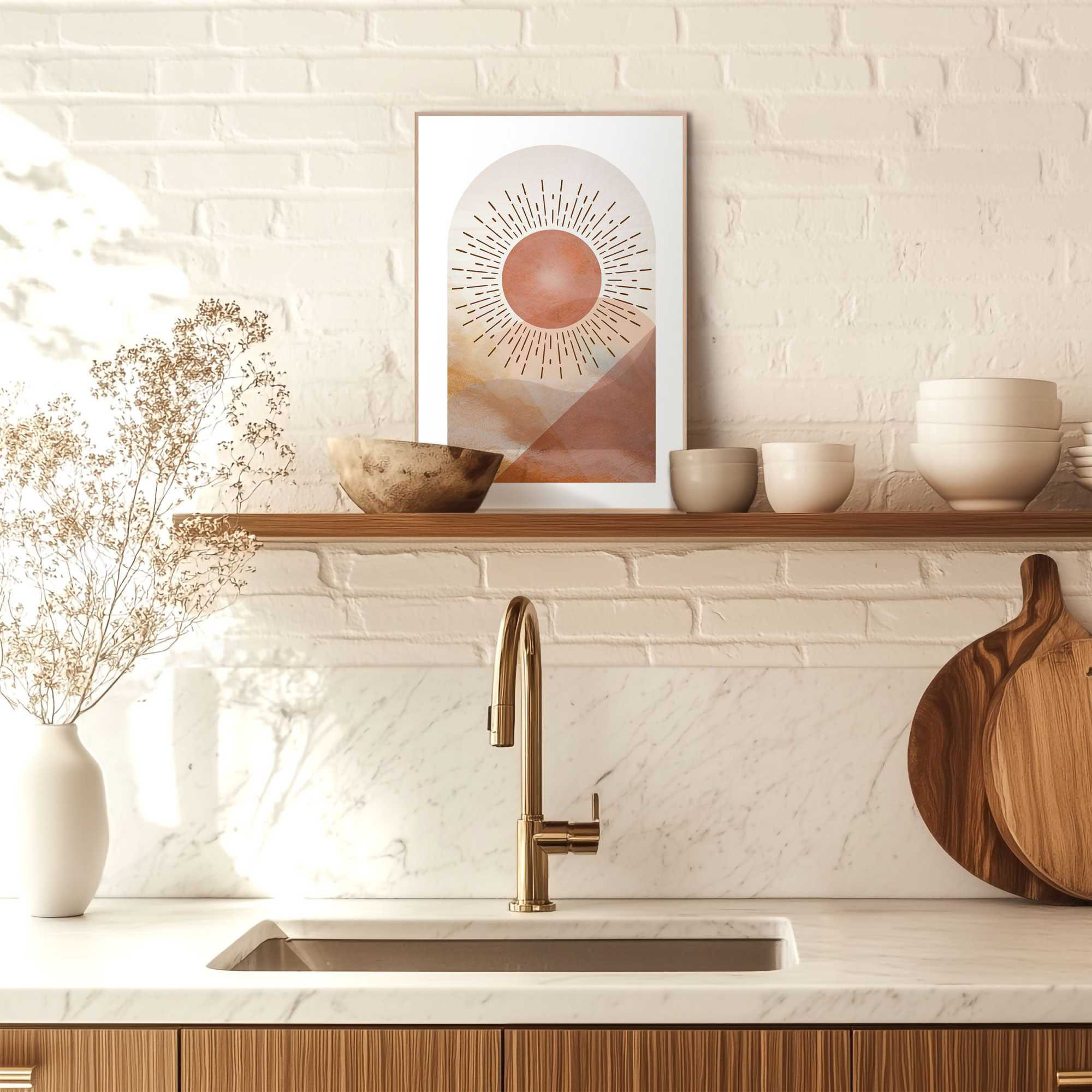 Das Wandbild „Abstract Sun“ in Beige, 20 × 30 cm, hängt in einem eingerichteten Wohnraum und zeigt die Größenwirkung an der Wand.