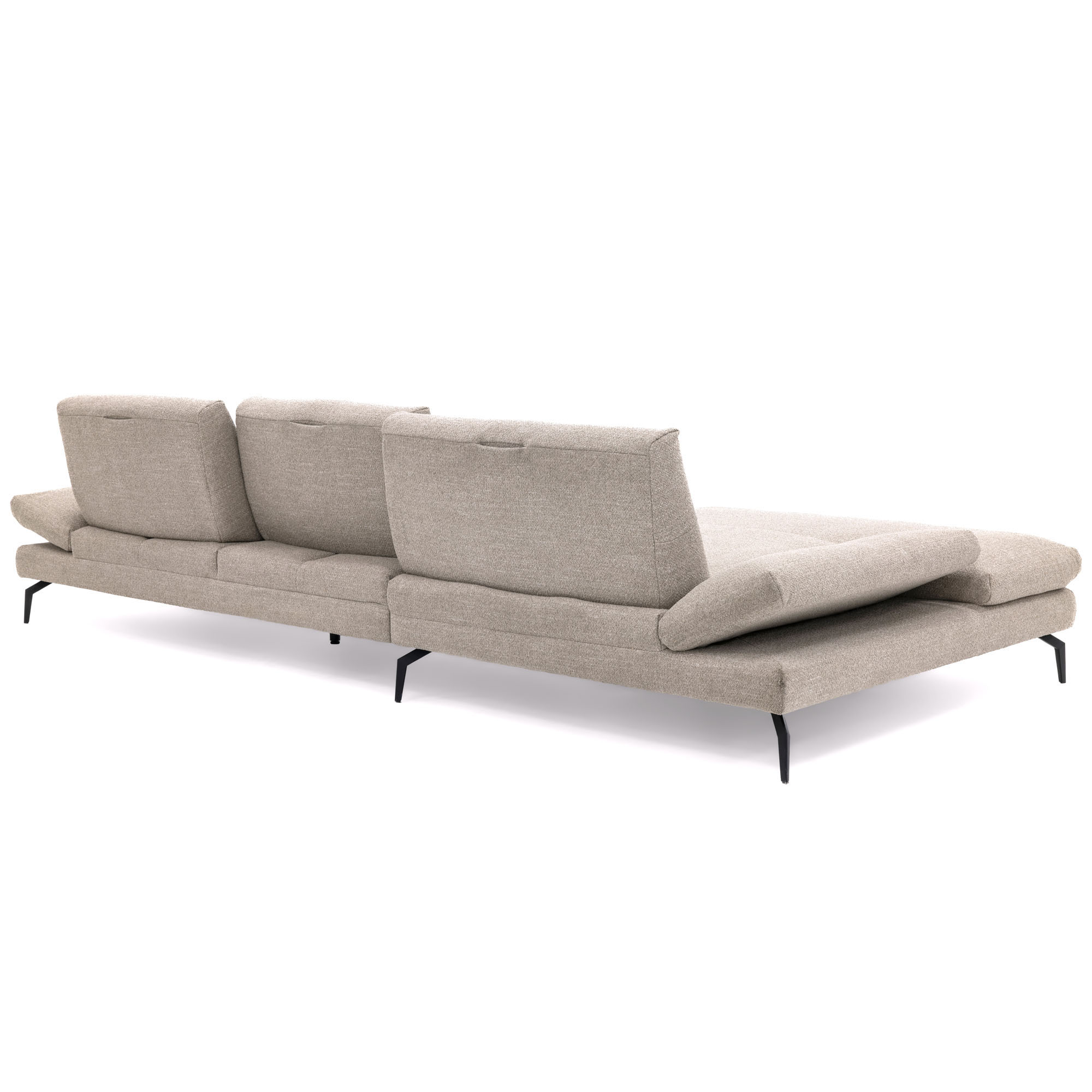 Beiges Ecksofa mit Ottomane aus schräger Rückansicht, gepolsterten Rückenlehnen und schwarzen Metallfüßen.