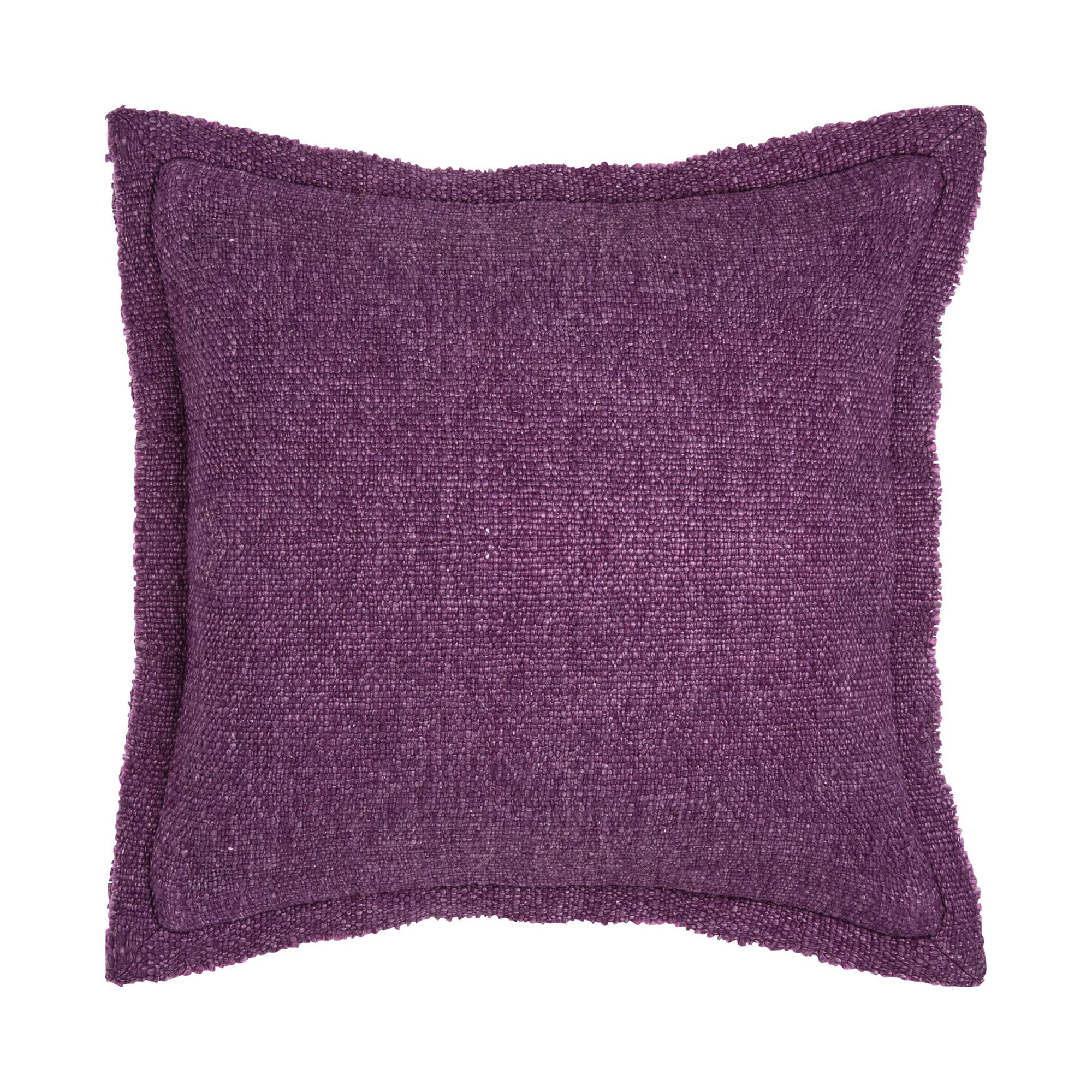 Violette Kissenhülle Siya, 50 × 50 cm, mit grober Webstruktur und umlaufender Zierkante, frontal freigestellt.