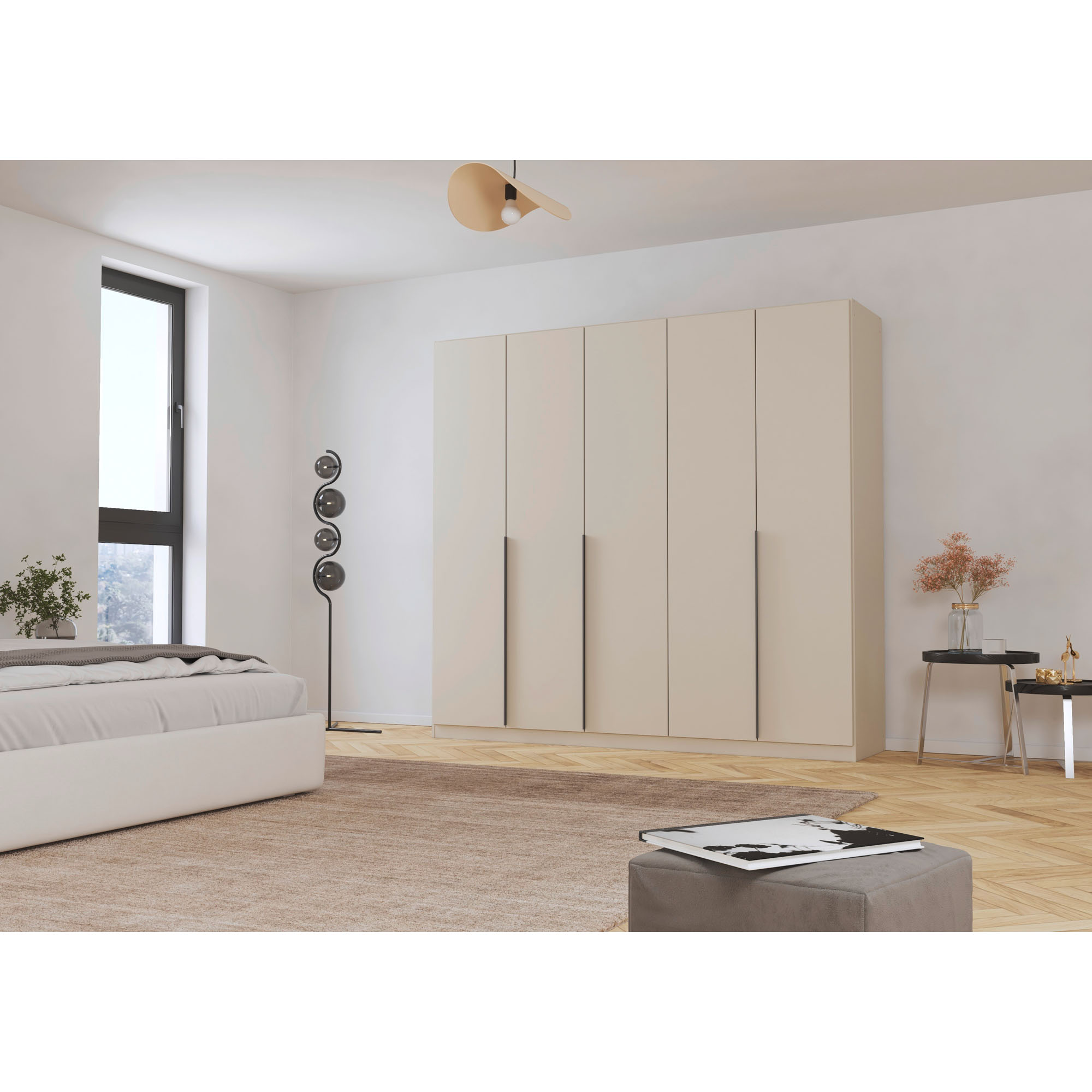 Großer champagnerfarbener Kleiderschrank mit fünf Türen in einem hellen Schlafzimmer mit Holzfußboden und Pflanzen