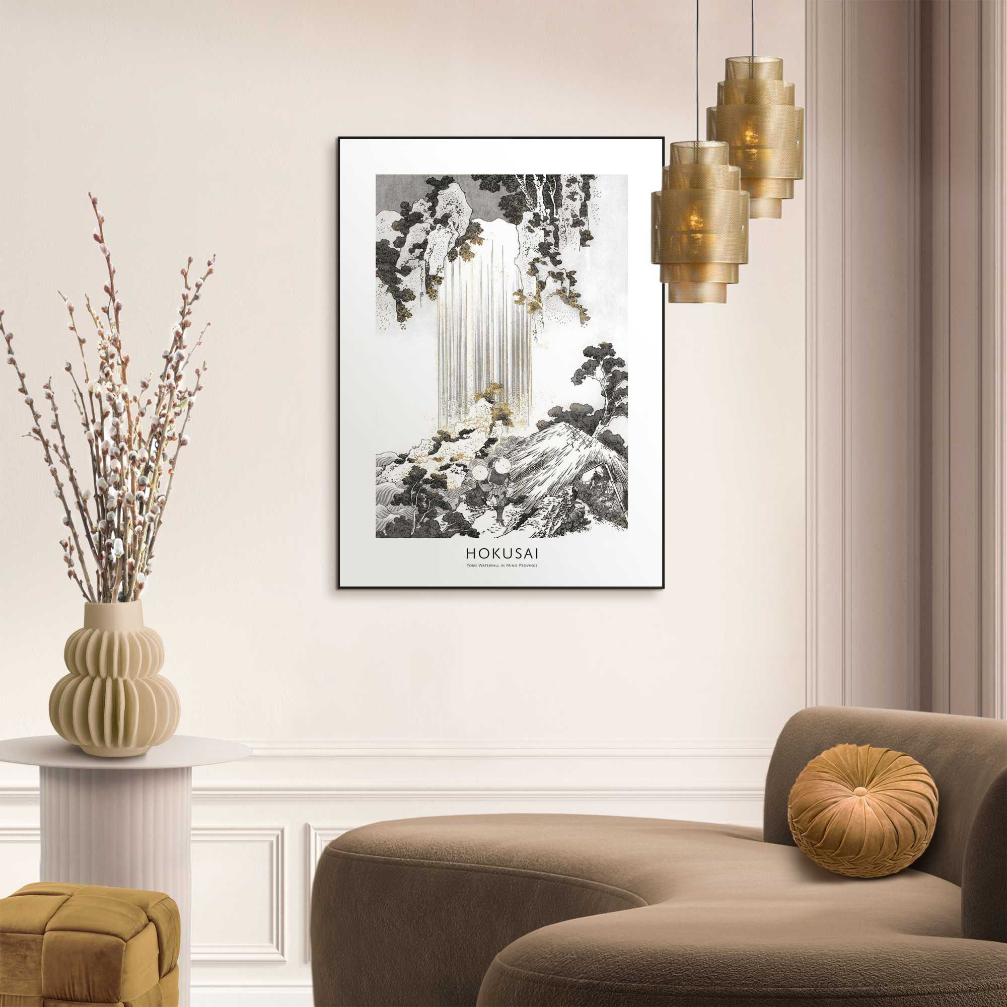 Das Wandbild „Hokusai Art“ in Schwarz-Weiß, 50 × 70 cm, hängt in einem eingerichteten Wohnraum und zeigt die Größenwirkung an der Wand.