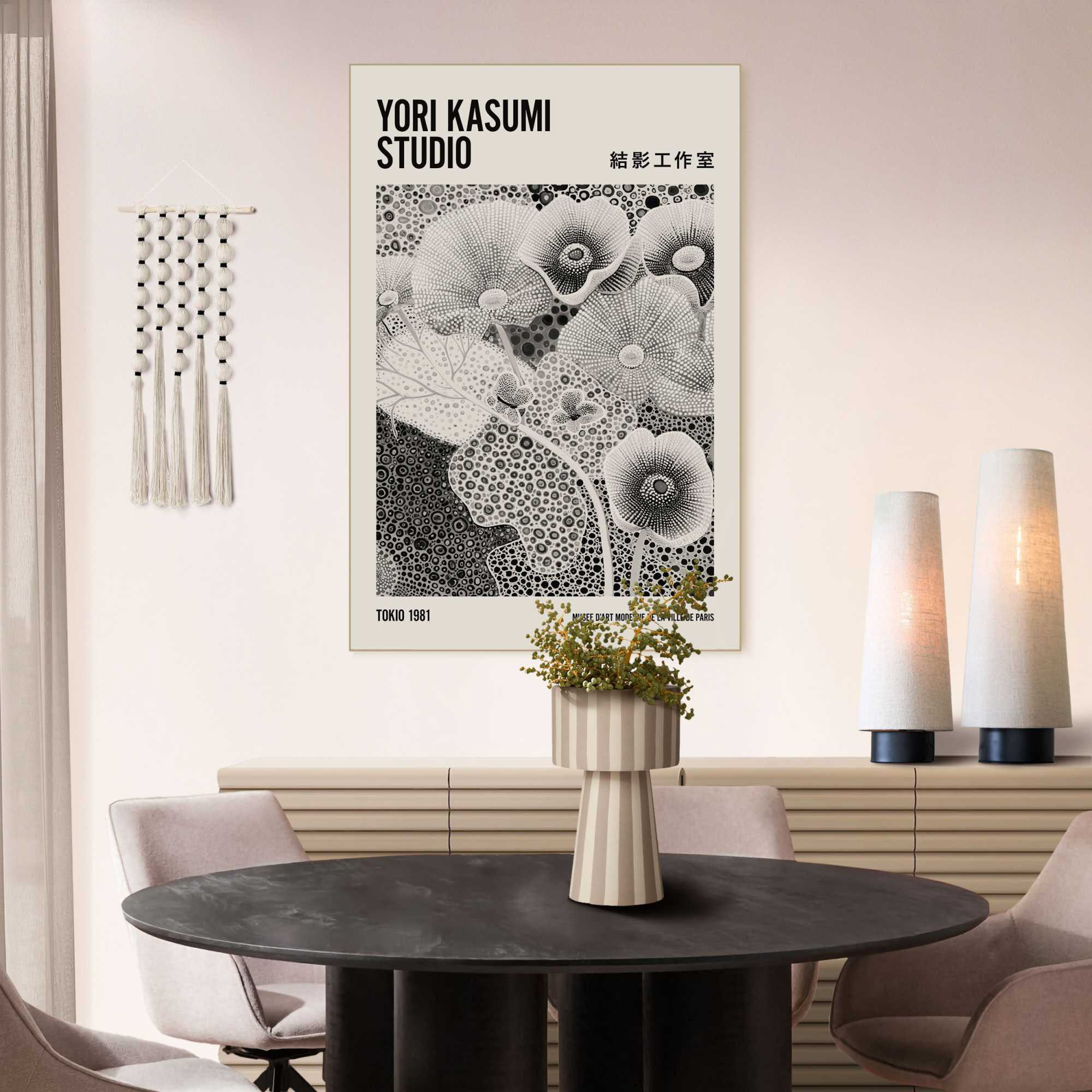 Das Wandbild „Yori Kasumi - black & white“ in Schwarz-Weiß, 90 × 60 cm, hängt in einem eingerichteten Wohnraum und zeigt die Größenwirkung an der Wand.