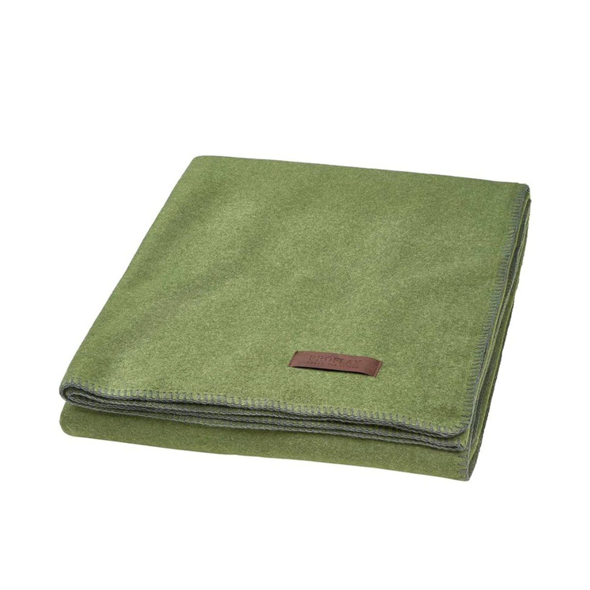 Decke Proflax Fleece in Waldgrün, 160 × 200 cm, sauber gefaltet mit sichtbarer Ziernaht am Rand und kleinem Textillabel.