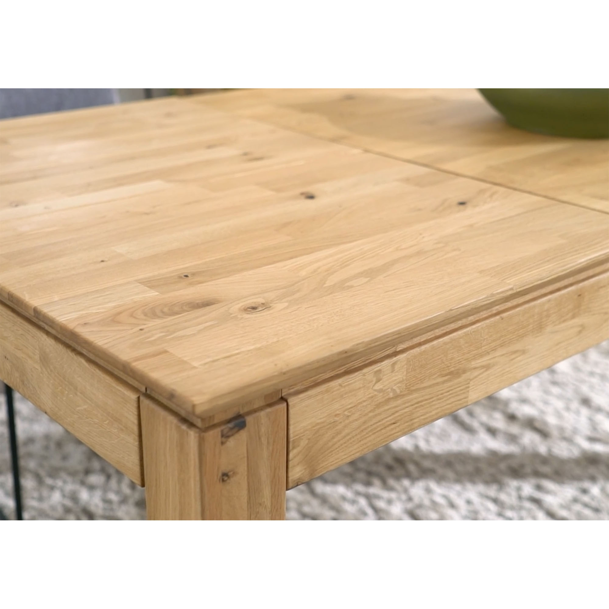 Nahaufnahme der Tischplatte eines Esstisches aus Holz mit sichtbarer Maserung
