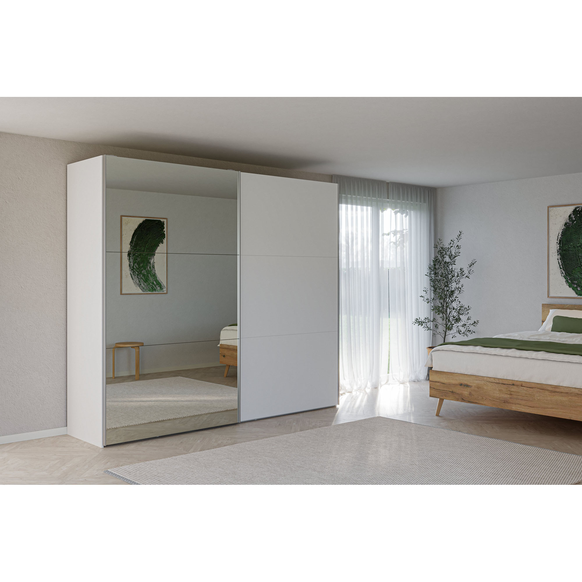 Schwebetürenschrank mit Spiegeltür in einem hellen Schlafzimmer mit Bett und Fenster