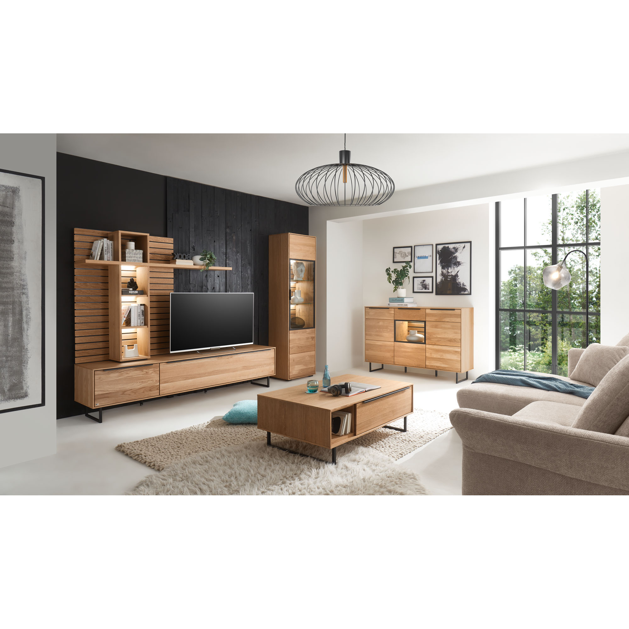 Couchtisch in Eiche mit Stauraum in einem Wohnzimmer mit passenden Eichenmöbeln, Sofa und Wohnwand.