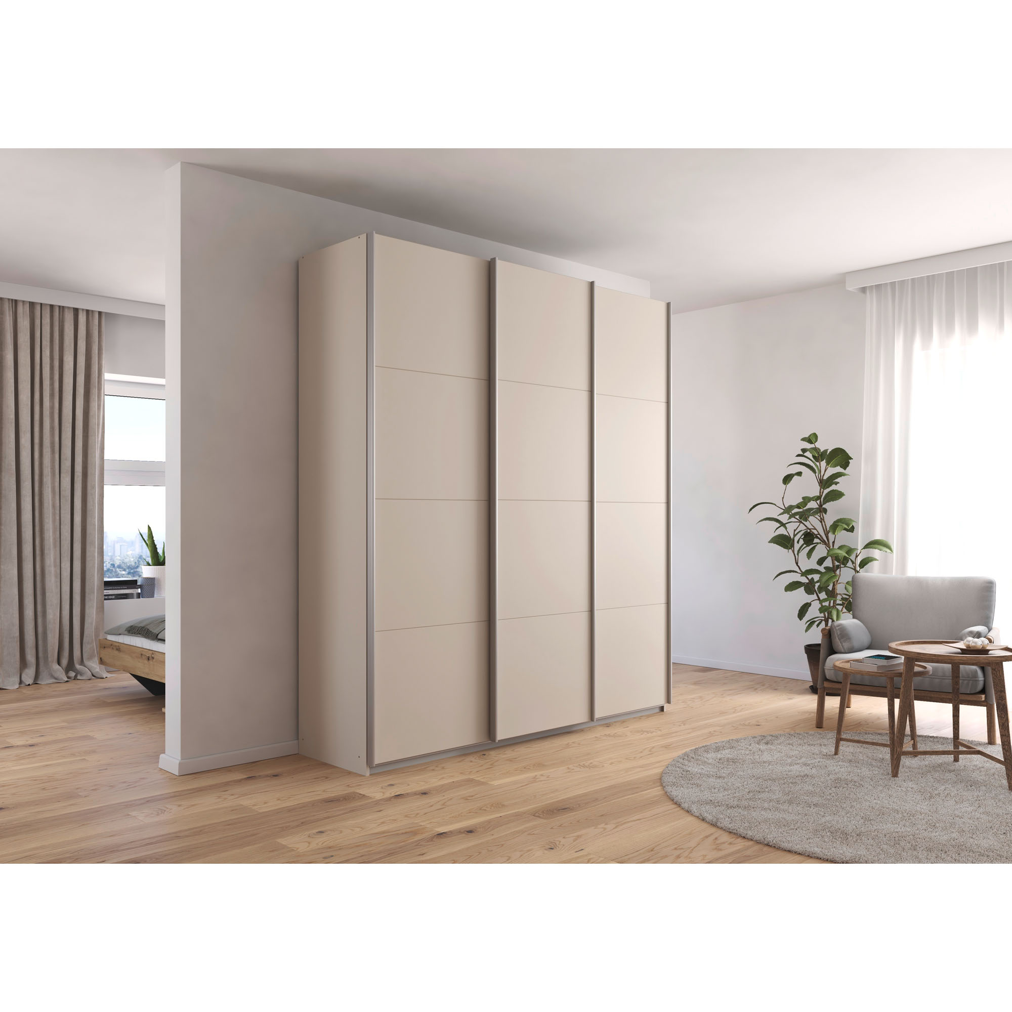 Champagnerfarbener Schwebetürenschrank in einem modernen hellen Wohnraum mit Holzfußboden und Pflanzen
