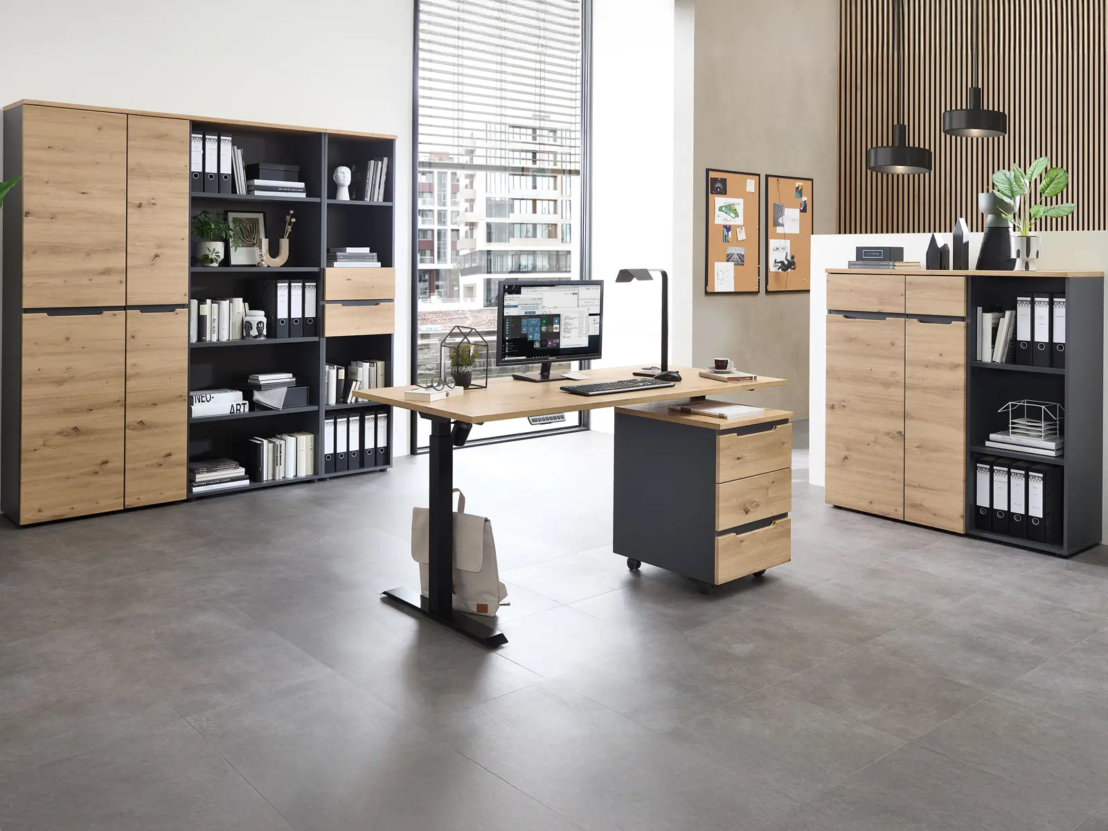 Büromöbel Kombination aus Schreibtisch Rollcontainer Regal und Sideboard im Bürobereich
