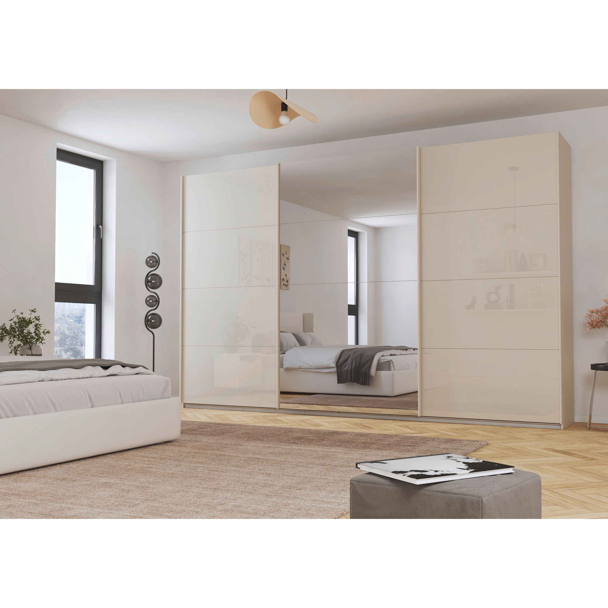 Champagnerfarbener Schwebetürenschrank mit Glas-Außentüren und Spiegeltür in der Mitte in einem modernen Schlafzimmer