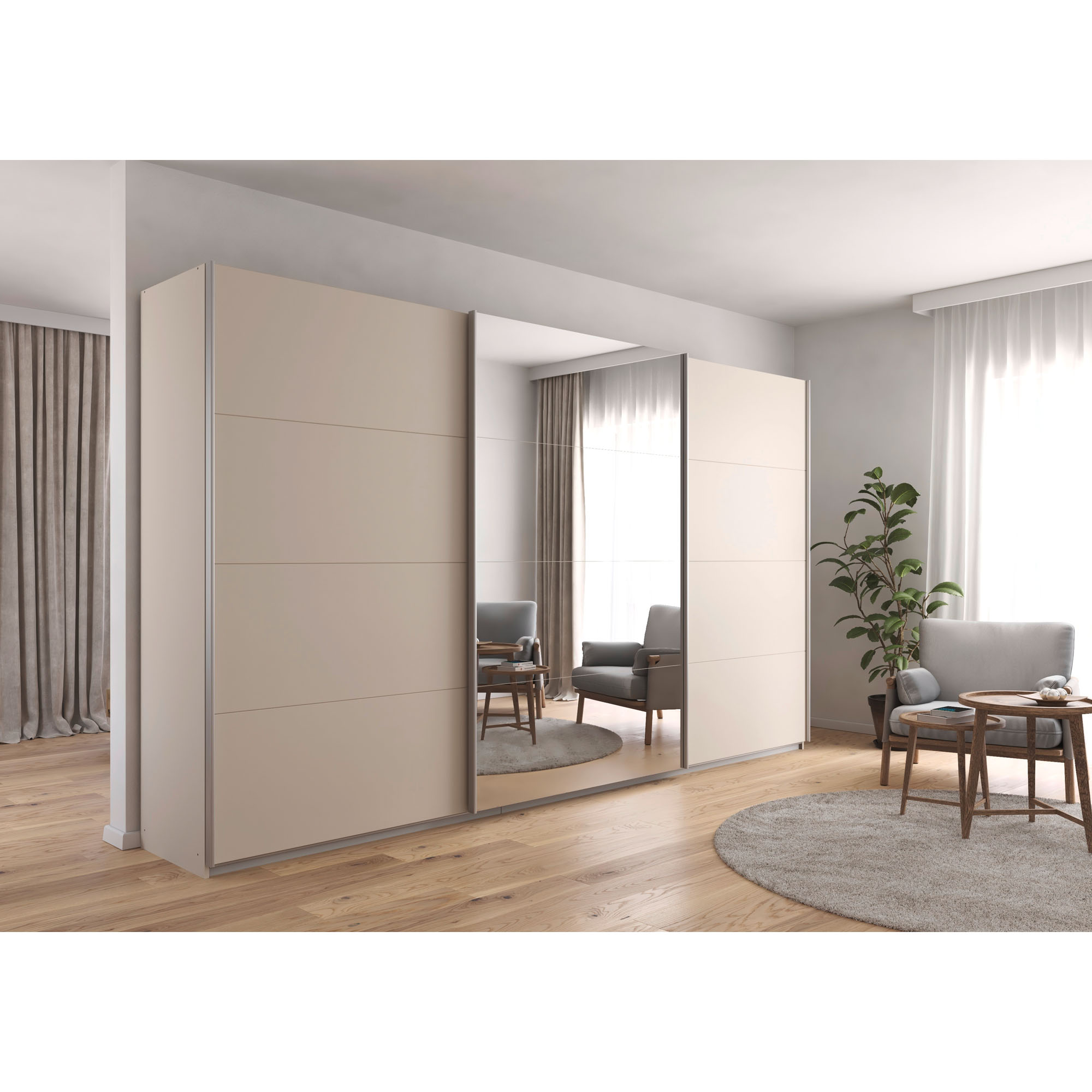 Champagnerfarbener Schwebetürenschrank mit Spiegeltür in einem hellen Wohnraum mit Sesseln, Teppich und Pflanzen