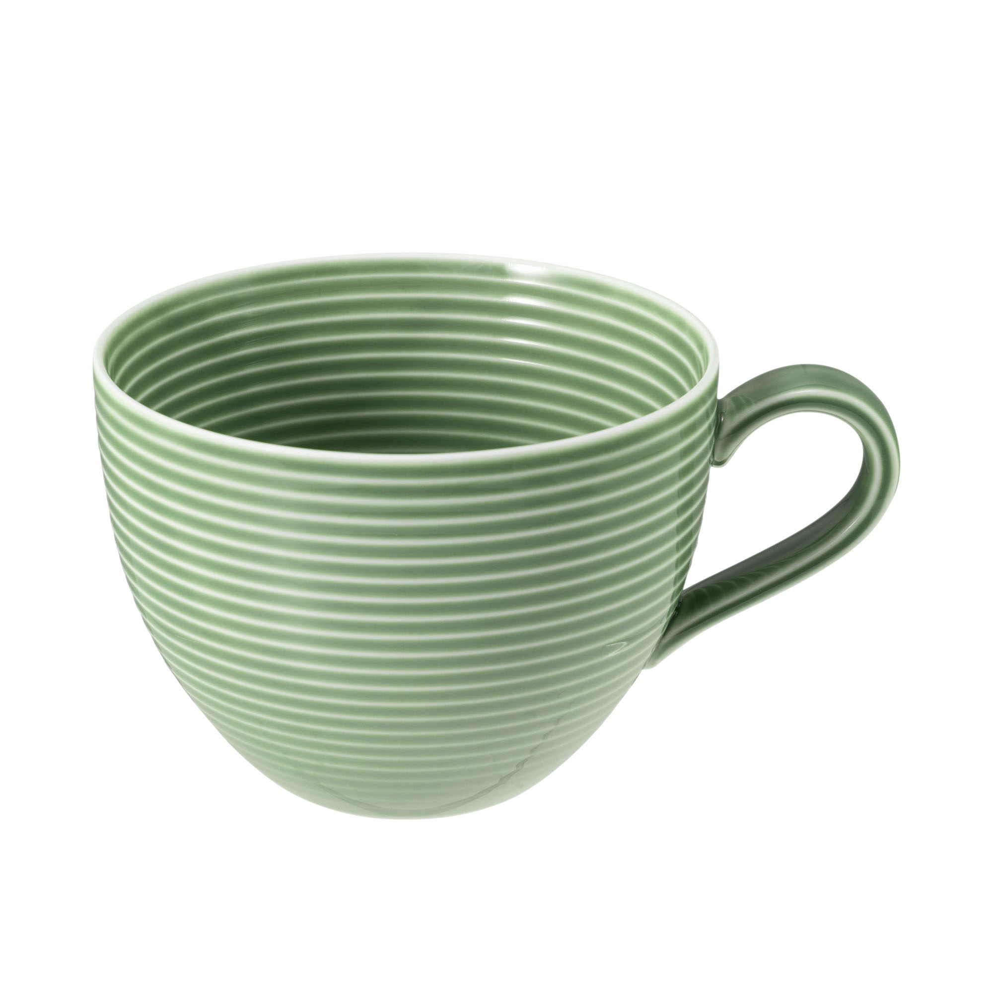 Tasse in Grün. runde Form mit feinen waagerechten Rillen. Ansicht: schräge Ansicht mit Henkel.