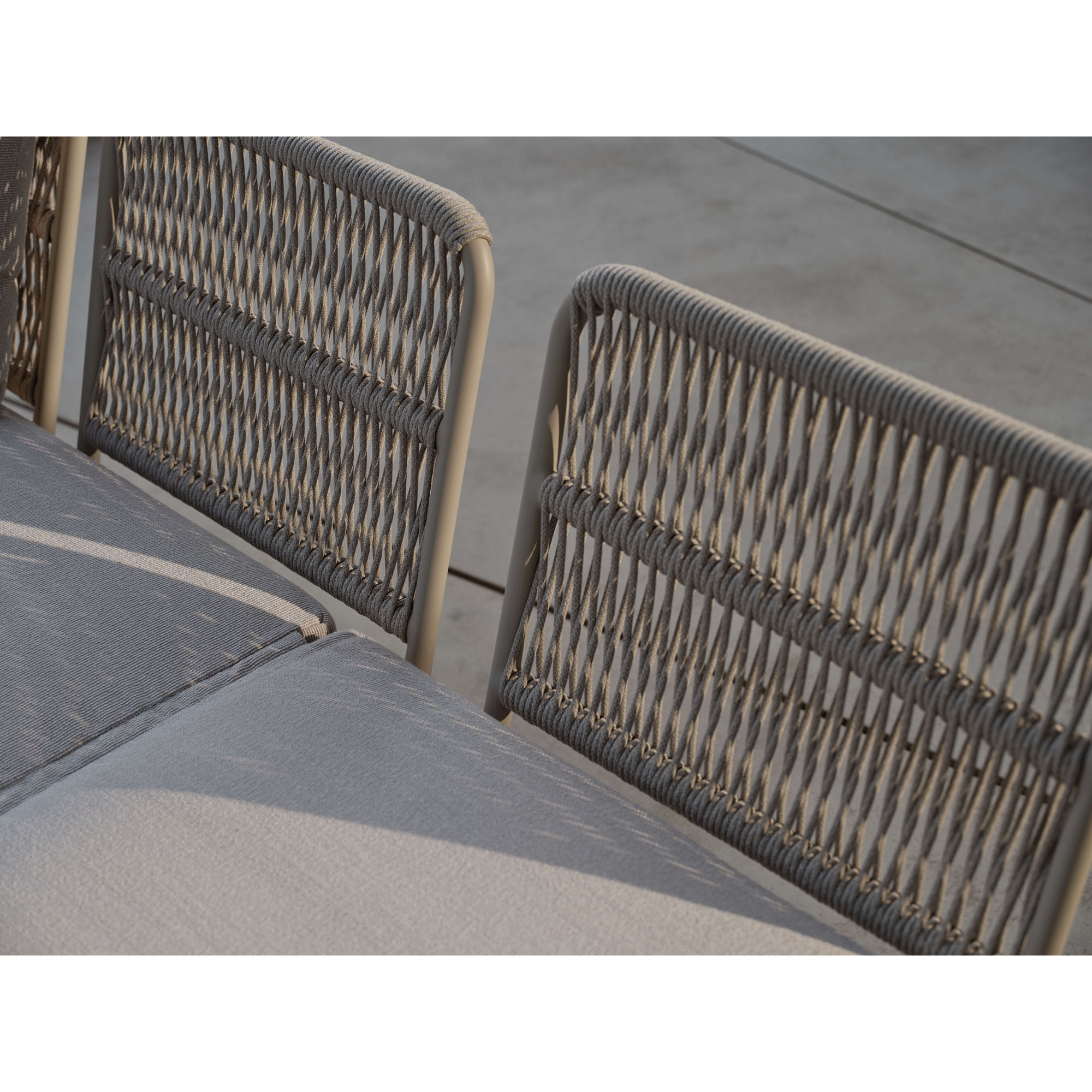 Seitliche Detailaufnahme der geflochtenen Rückenlehne eines Outdoor Sofas mit sichtbarem Polsterbereich.