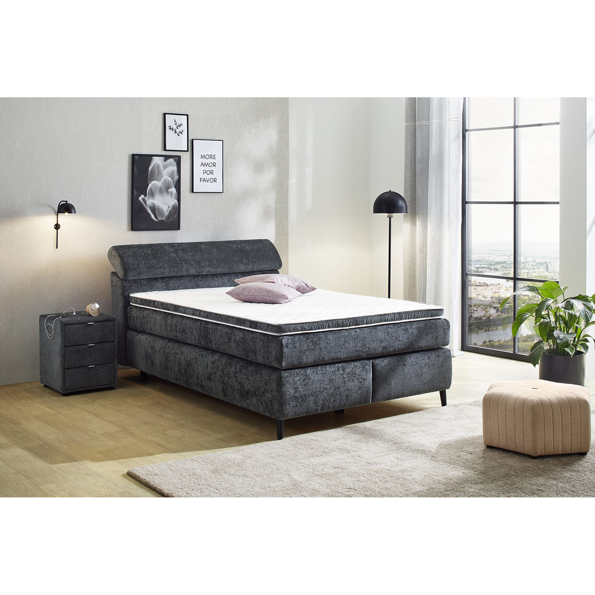 Boxspringbett mit Liegefläche 140×200 cm in Grau, dargestellt in einem Milieubild in einem Schlafzimmer