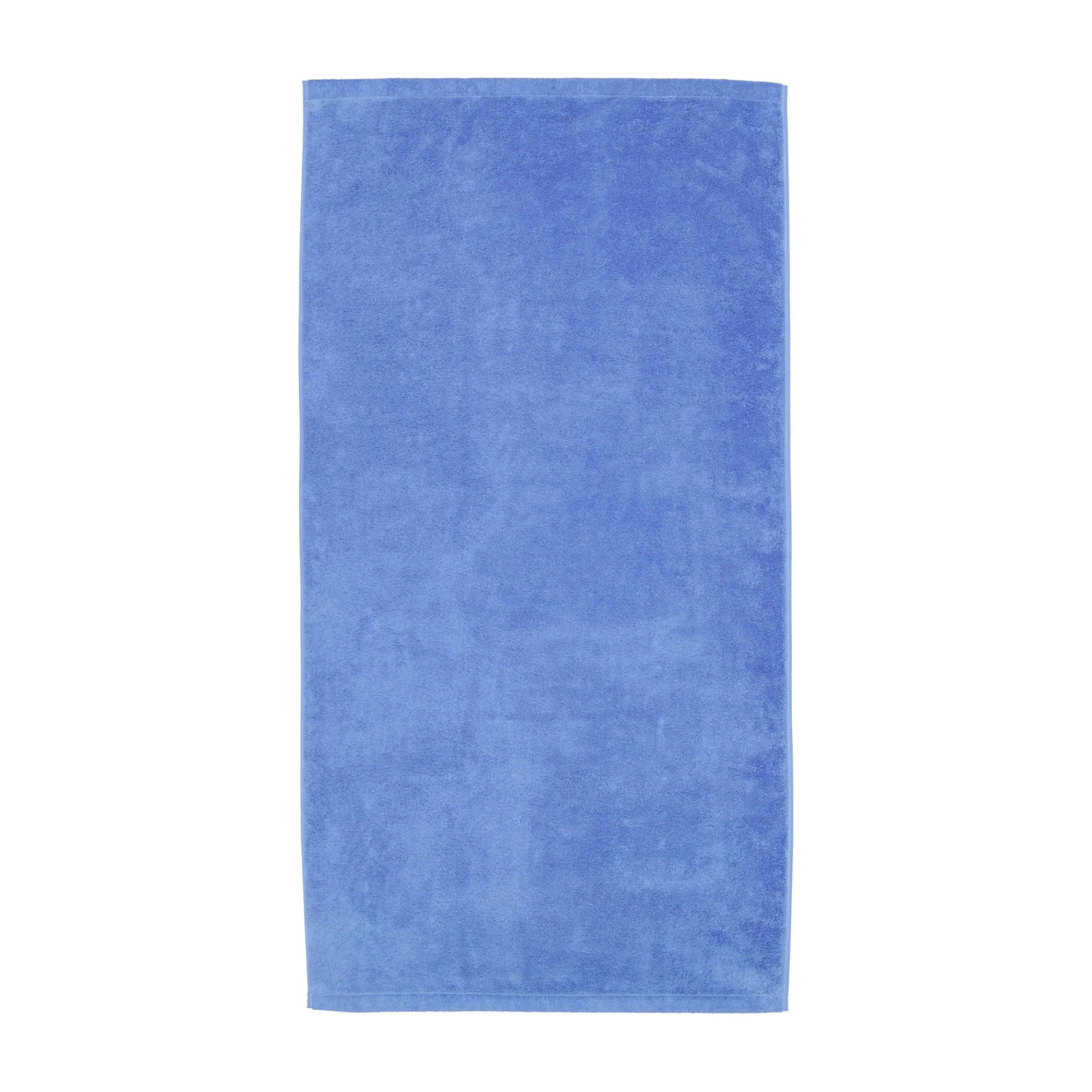 Duschtuch in der Farbe Capri, flach auf weißem Hintergrund gezeigt; gleichmäßige Frotteeoberfläche und saubere Säume sind sichtbar.