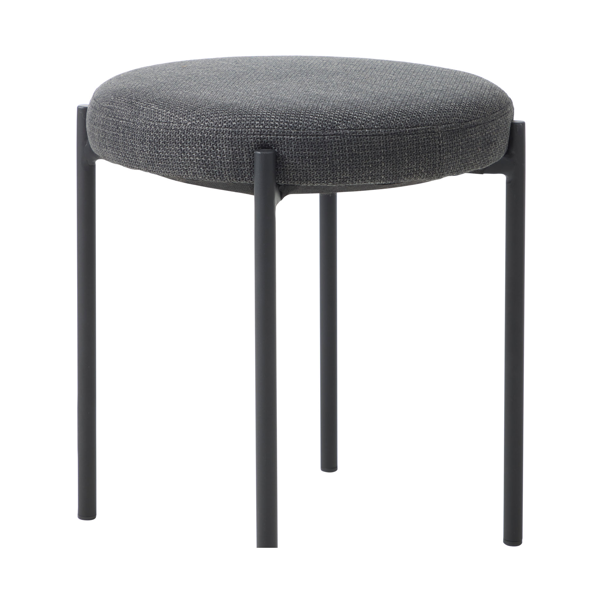Hocker mit gepolsterter, dunkelgrauer Sitzfläche und vier schmalen schwarzen Metallbeinen, schräg aufgenommen.