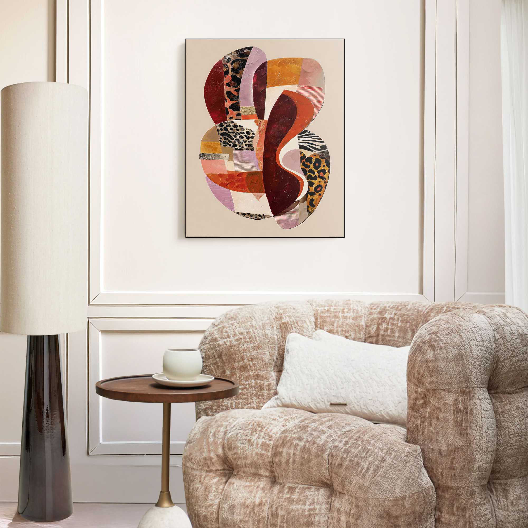 Das Wandbild „Pattern Shape“ in Braun, 50 × 40 cm, hängt in einem eingerichteten Wohnraum und zeigt die Größenwirkung an der Wand.