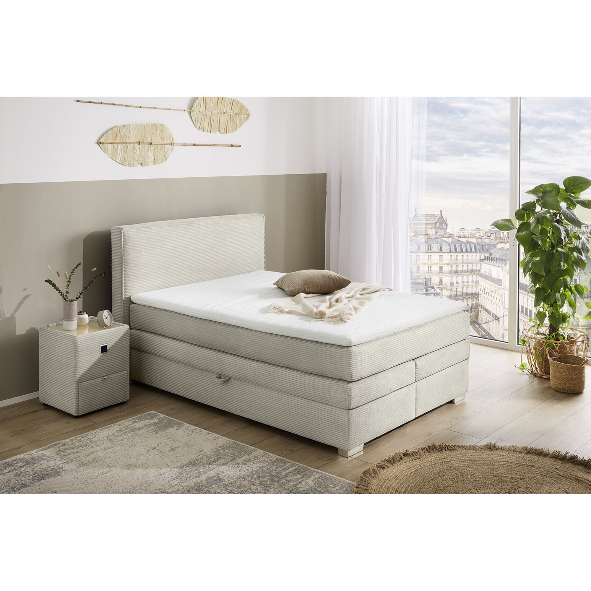 Boxspringbett mit Liegefläche 140×200 cm in Light Greige, dargestellt in einem Milieubild in einem Schlafzimmer