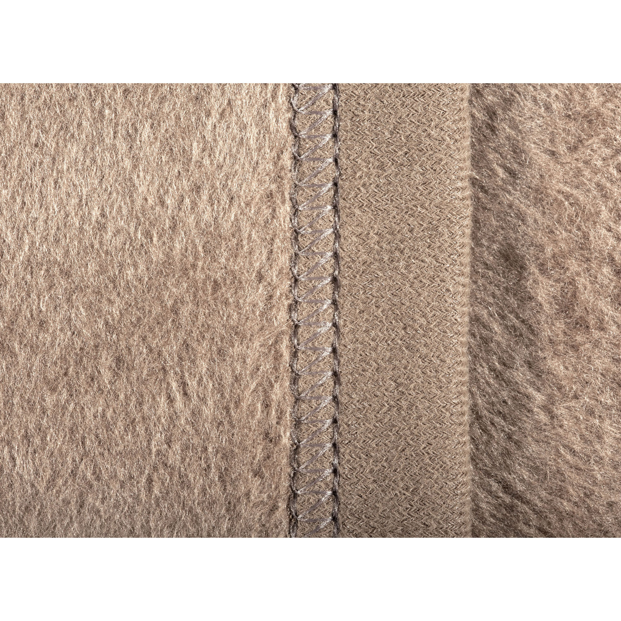 Nahaufnahme der Wohndecke CottonSense palisade mit feiner Längsnaht und dichter, leicht melierter Oberfläche.