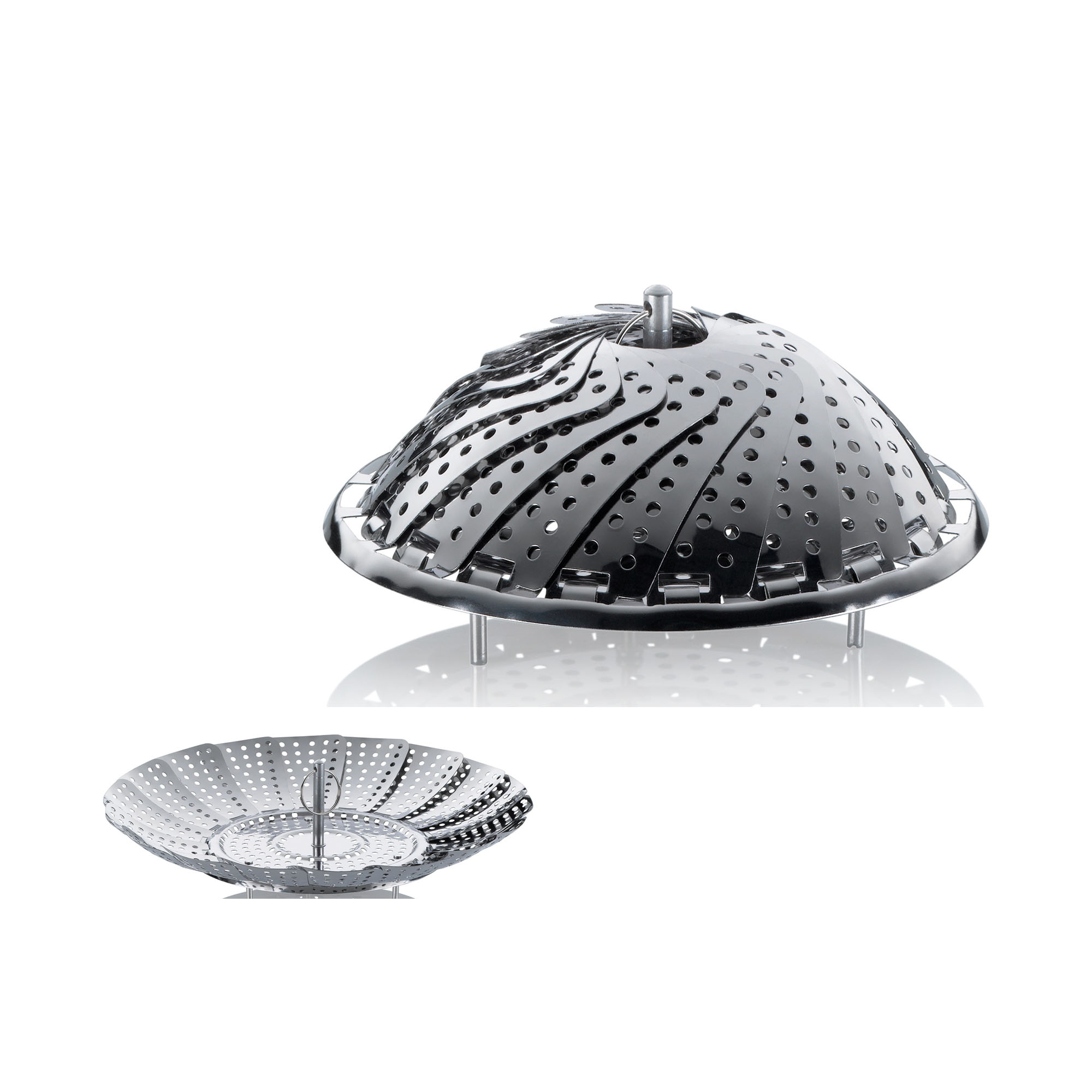 Zusammengefalteter Gemüsedämpfer in Silber glänzend mit perforierten Metallsegmenten und separatem Einsatz