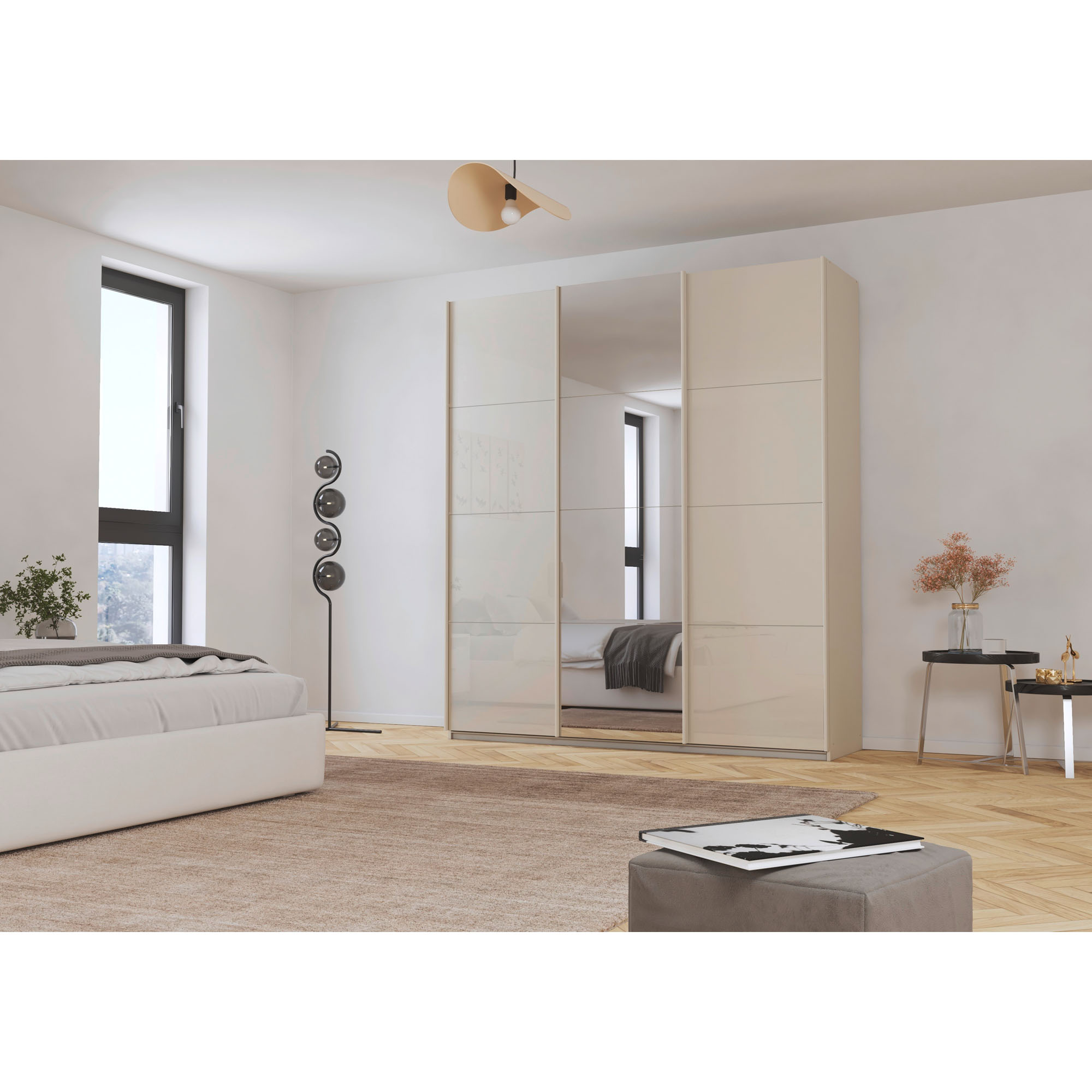 Champagnerfarbener Schwebetürenschrank mit Glas-Außentüren und Spiegeltür in der Mitte in einem modernen Schlafzimmer