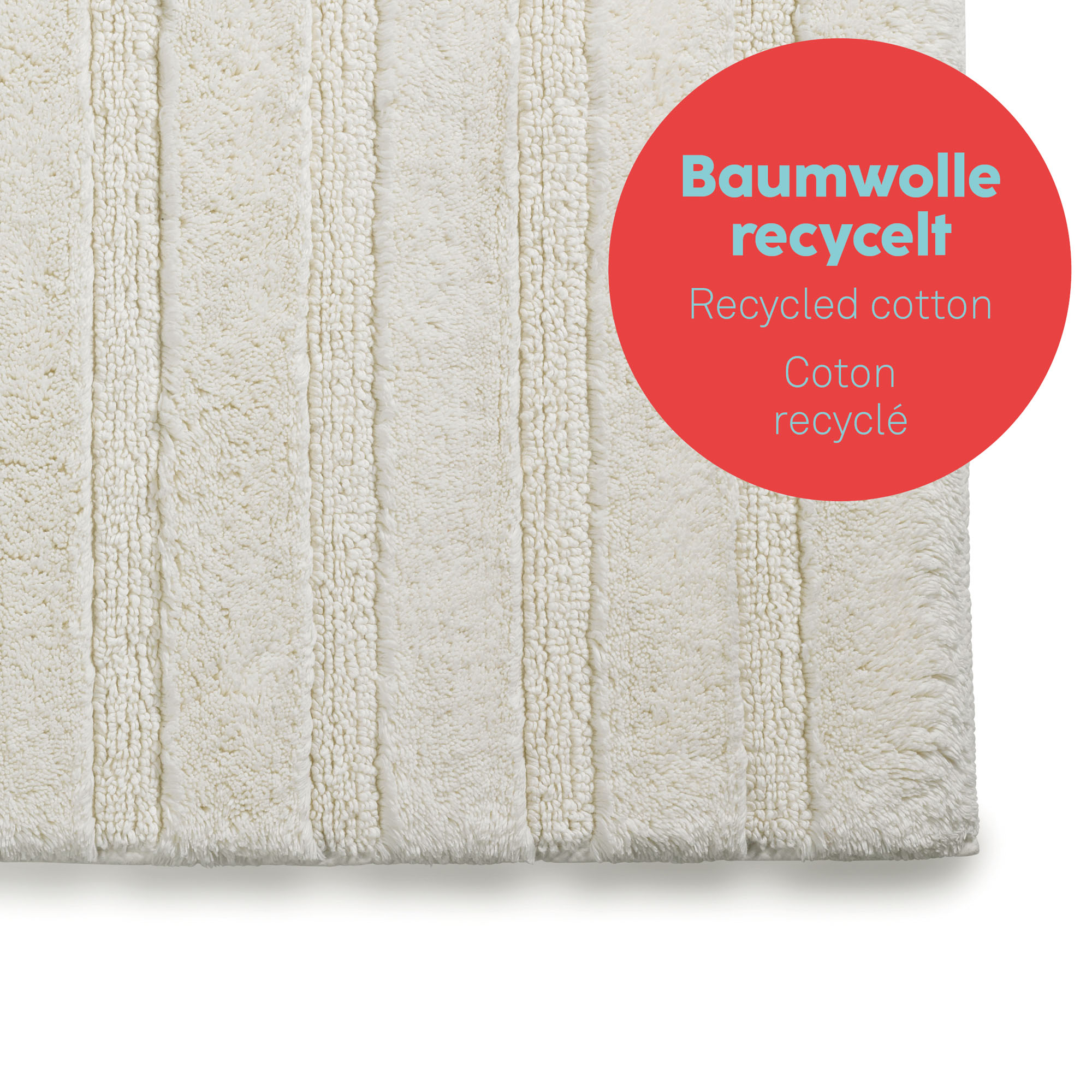 Nahaufnahme der offwhitefarbenen Rippenstruktur mit rotem Kreis und der Aufschrift „Baumwolle recycelt“.