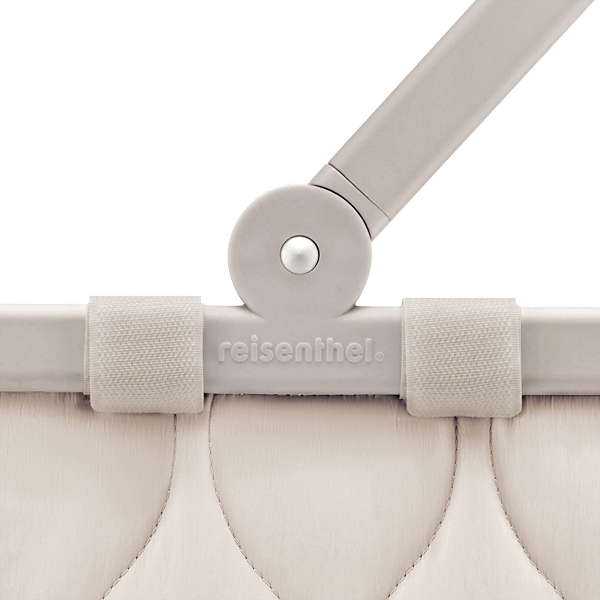 Einkaufskorb von Reisenthel, Modell Carrybag, in hellem Steinbeige mit Steppstruktur, Nahaufnahme des Gelenks am Aluminiumgriff