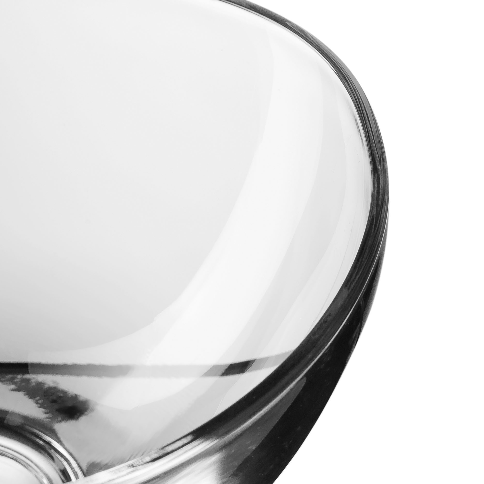 Detailaufnahme vom Rand einer transparenten Glasschale mit klarer Oberfläche