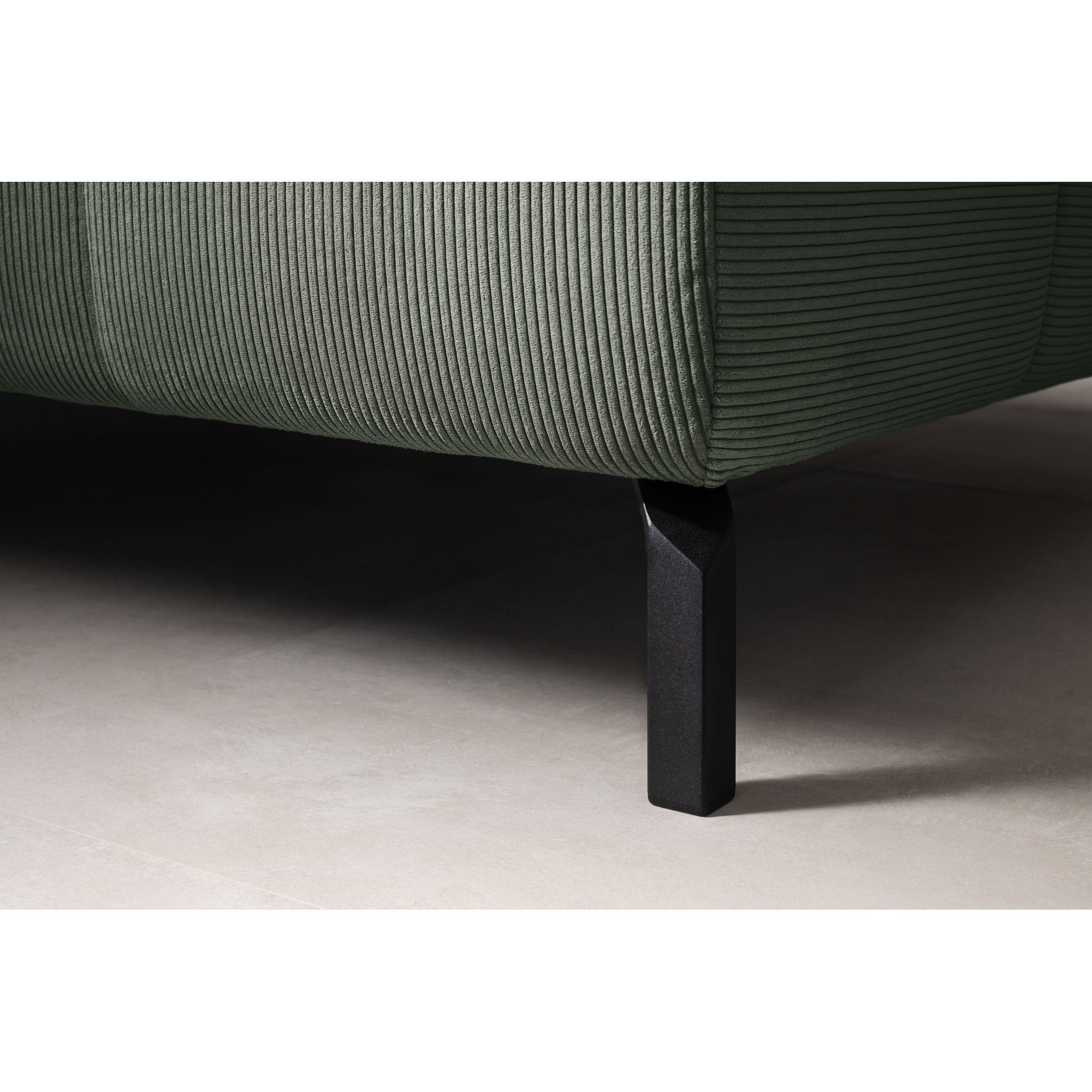 Detailaufnahme des Sofafußes und der Unterseite des Ecksofas