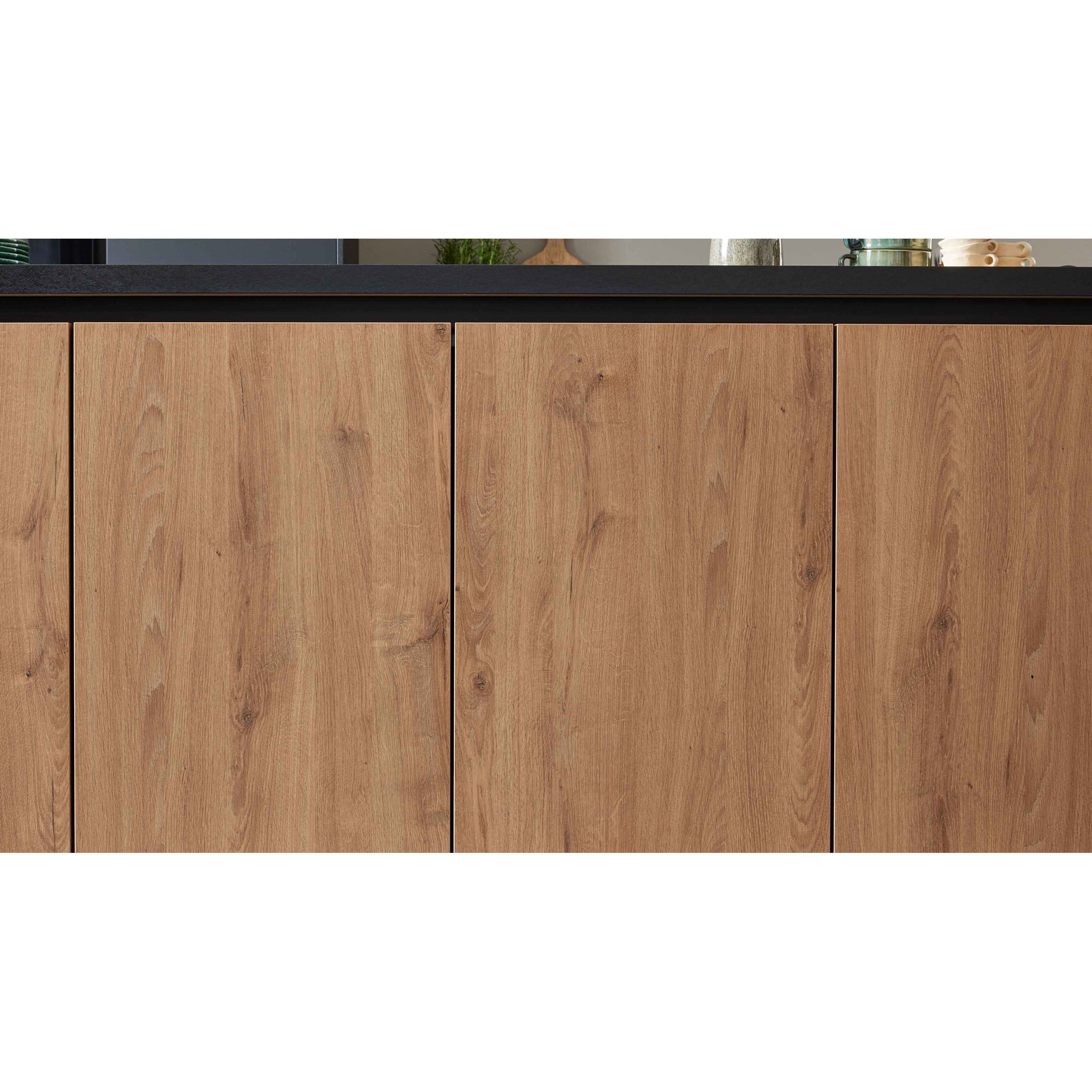 Nahaufnahme der Kücheninsel mit drei Holzfronten und dunkler Arbeitsplatte