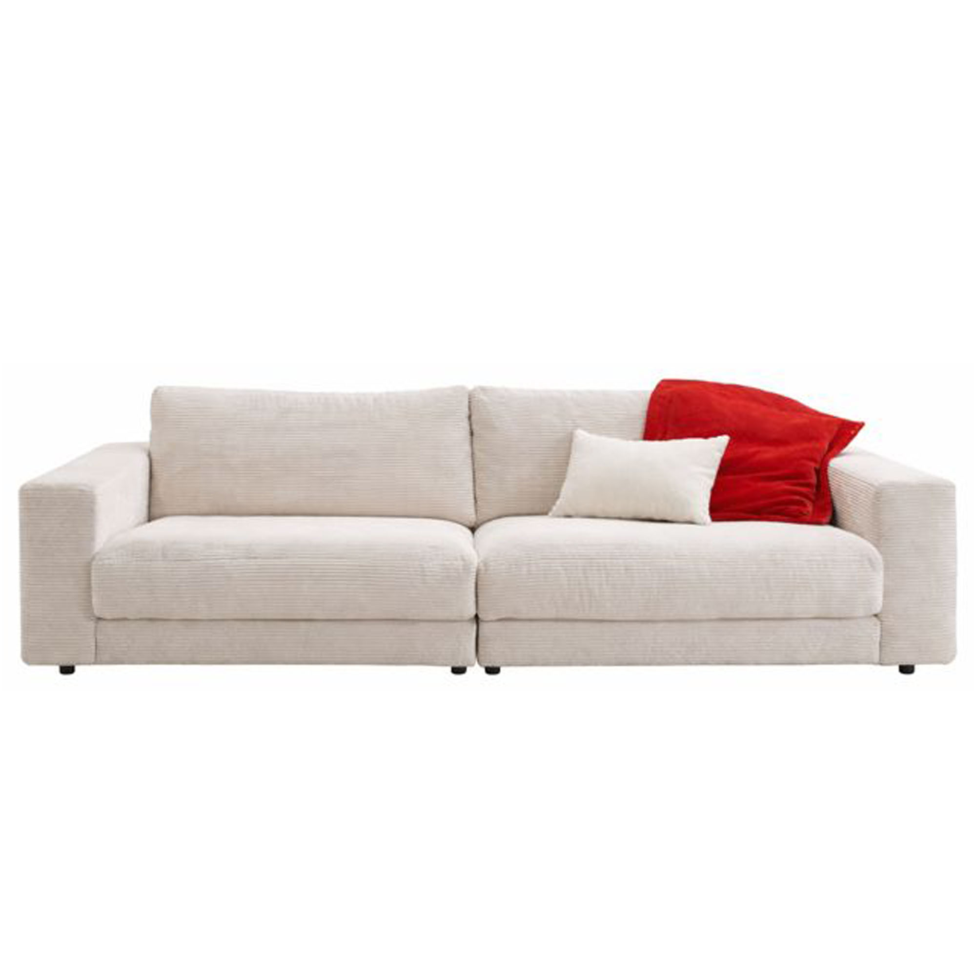 Großes Sofa mit breiten Armlehnen in Frontalansicht mit aufgelegten Kissen